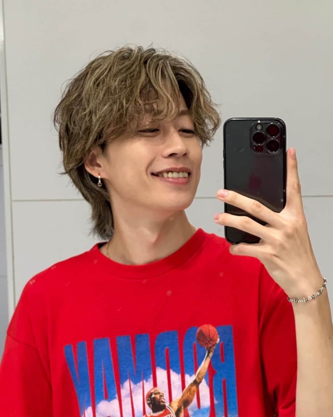 ゆうたのインスタグラム：「赤い服と金髪って顔色よく見える？ 見える！じゃなくて見える？ だから、みんなに聞いてるよ？ 返答待ってます。  #投稿の文がだるすぎる人 #😁😗😜」