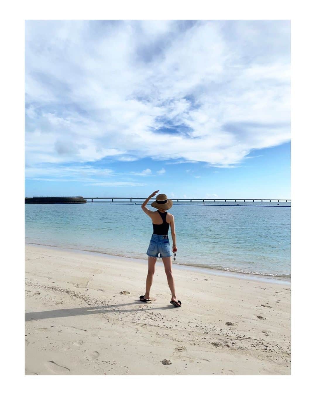 稲沢朋子のインスタグラム：「海で遊んだ後は〜 spaで癒される🙂至福の時間 海辺では〜 いつでも飛び込める様に水着を着用してる👙よ  👙 @mikomori_official 🩴ビーサンもだ！  #宮古島」
