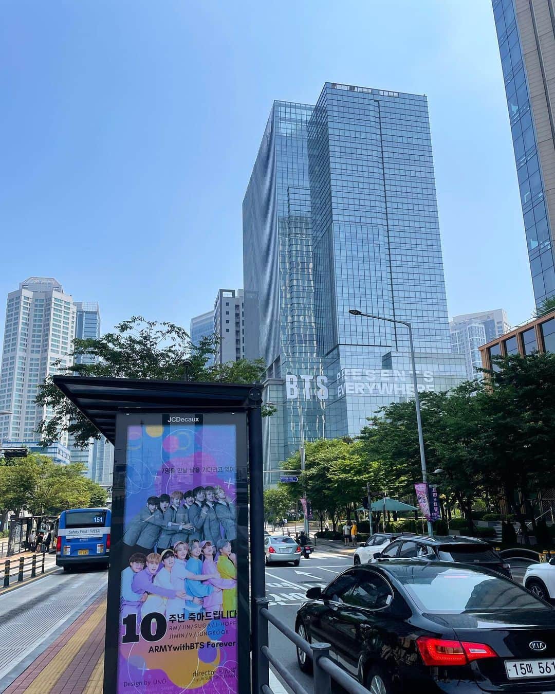 のインスタグラム：「🇰🇷🏢💜 ・ ・ HYBE本社 ウォールアート見にきてるアミがたくさん🫶なかなかカオスやった← 誰か運動してるかな、、、 練習してるかな、、、 食堂でご飯食べてるかな、、、 って想像しながら手を合わせてきた😌🙏✨爆 ・ ・ HYBE INSIGHT チケットトレカはパクさん🐥💜 しずかへの天才的なお土産🥹嬉 最初の展示以外は撮影禁止やったから眼球にしっかり焼き付けてきたよ👁← 撮影の衣装とかセットも展示されててめっちゃ楽しめた♡ ・ ・ #hybeinsight  #ハイブインサイト #daydreambelievers #btsarmyjapan」