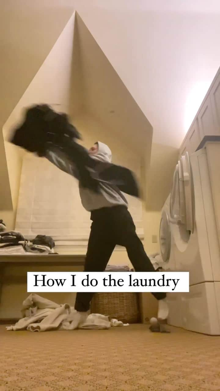 スカイラー・グレイのインスタグラム：「How I do the laundry.」