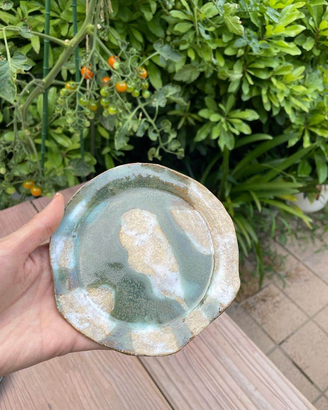 小島梨里杏のインスタグラム：「☁️🌻🌳  涼しげ〜  #ceramics #ceramicart  #陶芸 #作陶 #小皿」