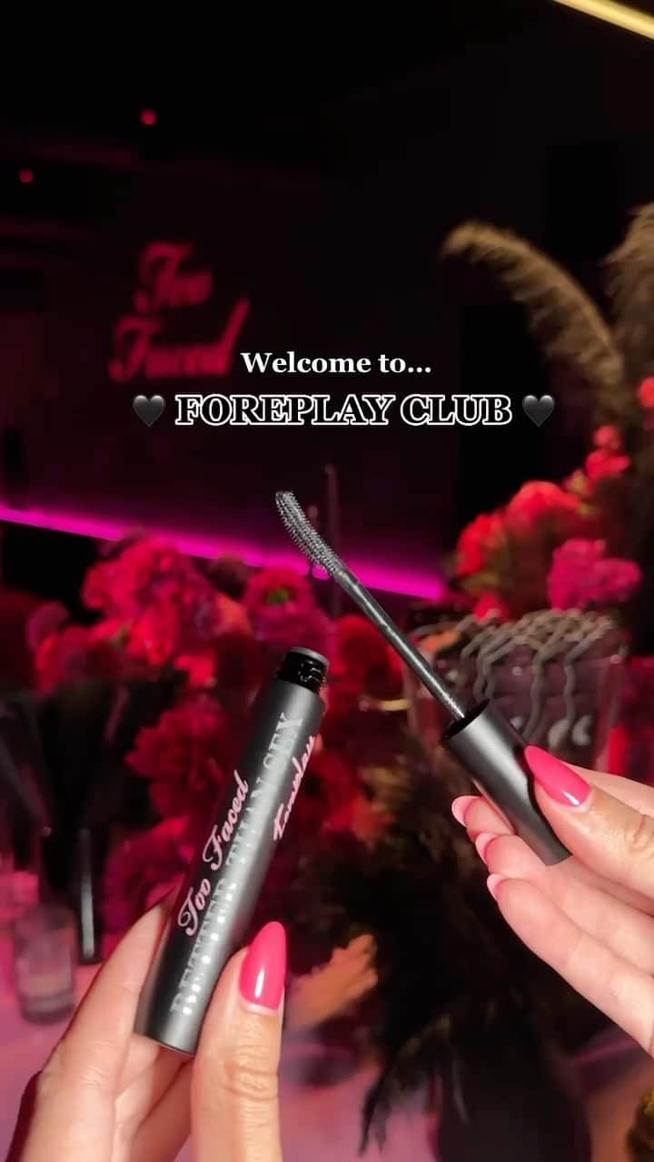 Too Facedのインスタグラム：「Welcome to… Foreplay Club! 🖤😉✨ We had SO much fun celebrating our new launch Better Than Sex Foreplay Mascara Primer with our BFF’s! 🥳 Available NOW on toofaced.com, @sephora and @ultabeauty 😍 #toofaced #tfcrueltyfree   🎶 DJ:  @djhunnybee  🪩 Burlesque Artist: @missmiranda」