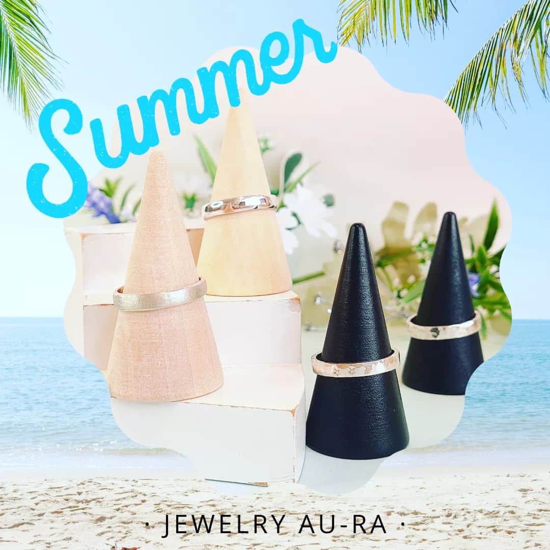 手作り指輪【ジュエリーアウラ】福岡のインスタグラム：「真夏の想い出に！ 手作りペアリング  ✩.*˚フォロミー @jewelry.aura   ペアリングコースで コーティング& Instagramフォローの 皆様に  リングスタンドを プレゼント🎁  ✩.*˚フォロミー @jewelry.aura」