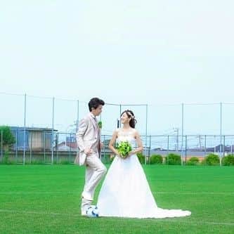杉山由紀子のインスタグラム：「横浜ベイシェラトン×横浜FCコラボ企画✨✨ ( @sheratonyokohamaweddings )  ➥他の投稿はここから♡@yukikosugiyama  いよいよグランド内でのお写真✨ なかなかない経験に私もわくわく🎶  ウェディングドレスと、ユニフォームを着ての撮影✨✨  寝っ転がって上からの撮影も、なかなか撮れないシュチュエーションで面白かったです♫  #ウェディング #wedding #記念日 #Anniversary #撮影 #wedding撮影 #ウェディング撮影 #横浜ウェディング #横浜ベイシェラトン #横浜FC #サッカー好き #記念 #ウェディングフォト #ウェディングモデル #weddingmodel #model」