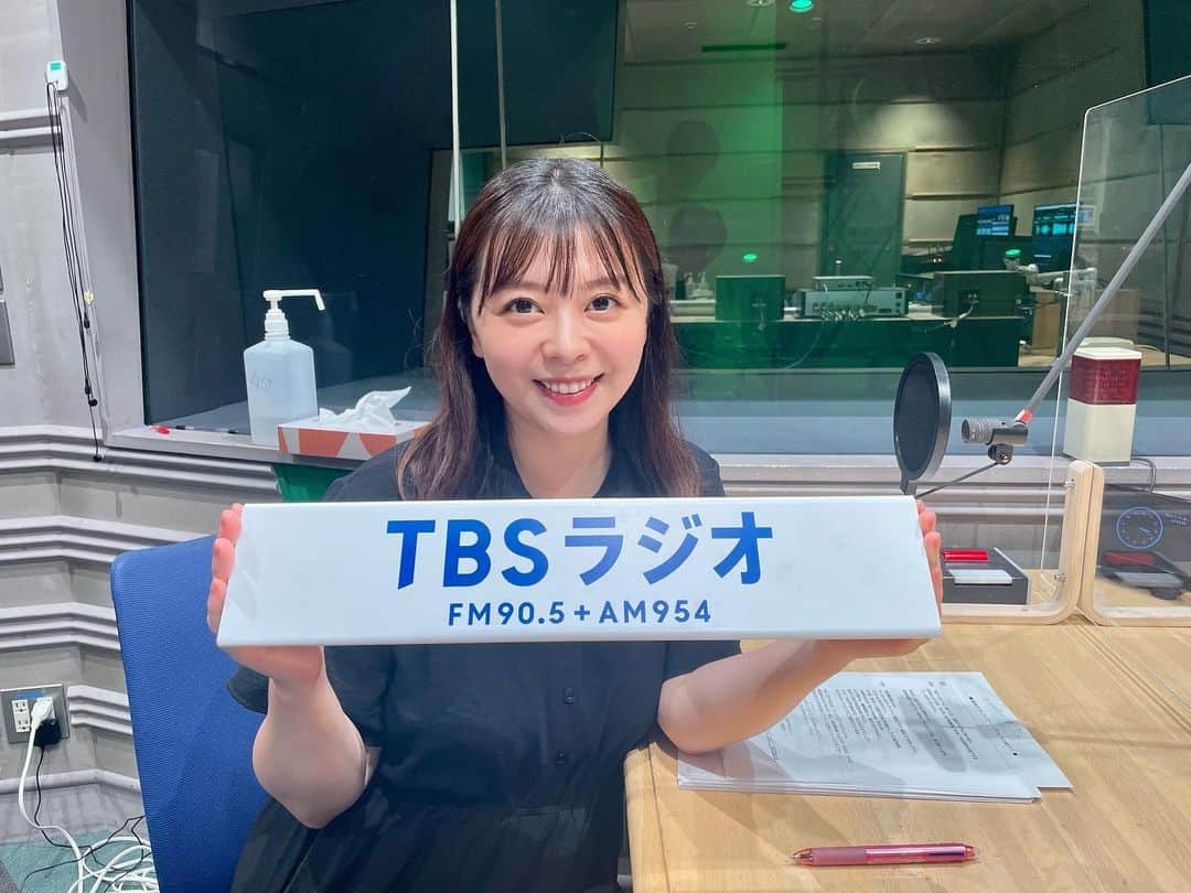 上杉桜子のインスタグラム：「TBSでラジオ収録でした🎤 皆さんからの応援メッセージを読んでいると、こちらも元気をもらえます😊ありがとうございます！  QUOカードも当たるので是非送ってください^ ^  #明日へのエール #TBSラジオ #応援メッセージ #リクエスト曲もお待ちしています #西村江太郎　さん #上杉桜子」