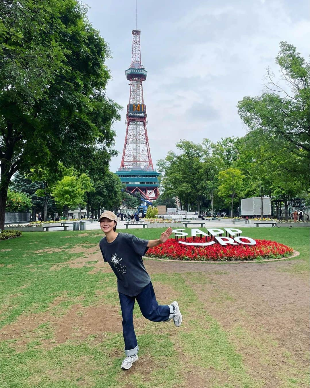 愛可さんのインスタグラム写真 - (愛可Instagram)「・ 息子くん、初めての飛行機旅行で札幌へ✨  1ヶ月ほど前から、憧れの飛行機に乗る事を伝えていたら、出発の日を指折り数え、楽しみにしていたのに 3日前にまさかの発熱！  コロナ陰性で、熱はすぐにひいたのでなんとか念願叶って搭乗できました！  が、到着後も体調は優れず、珍しく食欲もなく、、 （甘いものしか食べなかった。）  無理をさせては帰路のフライトに響きそうだったので、予定を大幅に変更してののんびり旅になりました。  札幌の思い出はテレビ塔や牧場のある公園くらいでしたが、 今回の目的の初フライトに満足した様子だったので念願はなんとか果たせ、ある意味思い出深い旅になりました。  私自身が受験当日やお祝い事の日に発熱する知恵熱体質なので、そんな所まで似ちゃってー、と思うとまた愛し。  旭川動物園や熊牧場はまた次回🐻  ちなみに帰ってきたら鼻水は出ていますが元気ぴんぴん。 これから近場でゆっくりと夏を楽しみます！」7月21日 14時27分 - aikick