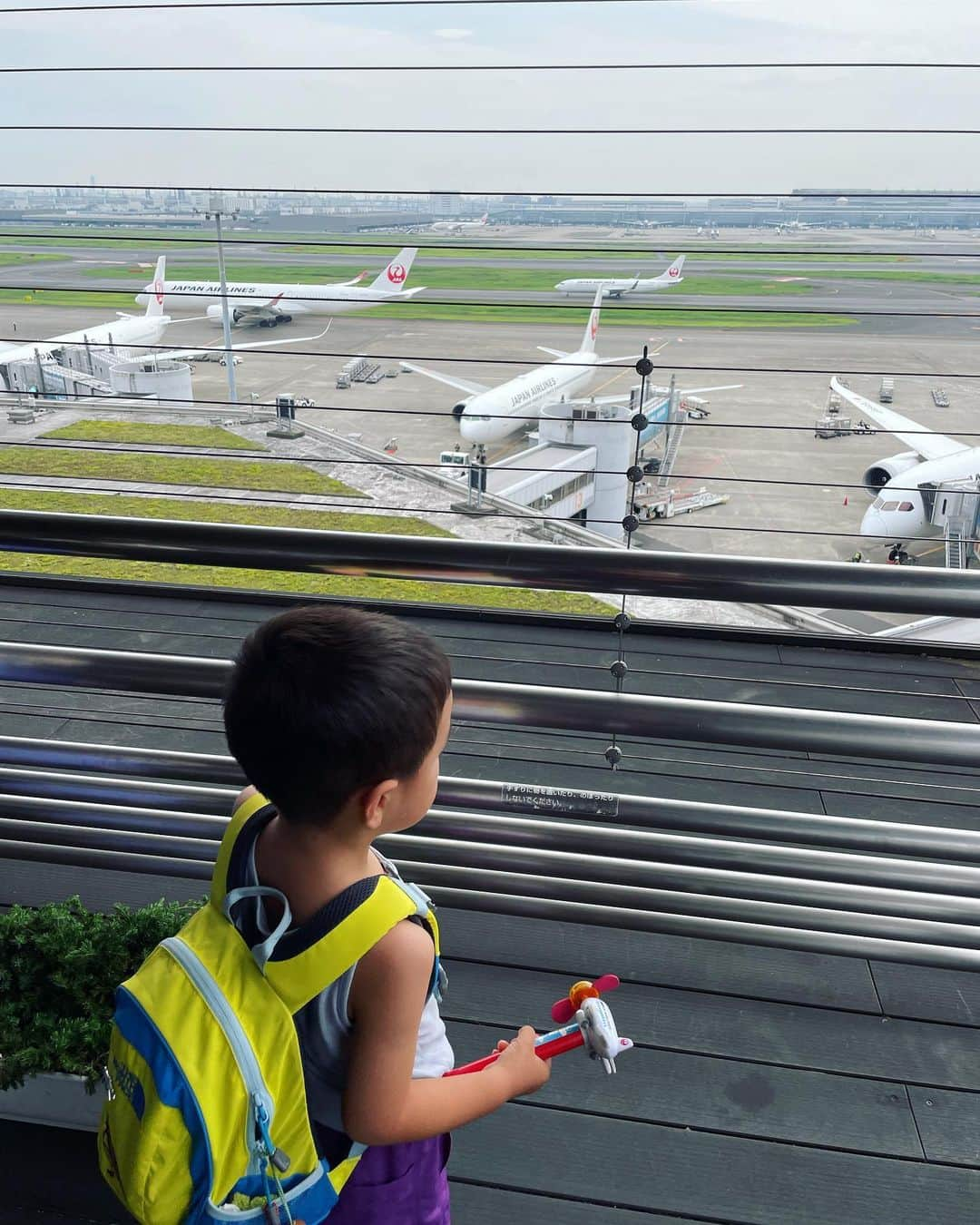 愛可さんのインスタグラム写真 - (愛可Instagram)「・ 息子くん、初めての飛行機旅行で札幌へ✨  1ヶ月ほど前から、憧れの飛行機に乗る事を伝えていたら、出発の日を指折り数え、楽しみにしていたのに 3日前にまさかの発熱！  コロナ陰性で、熱はすぐにひいたのでなんとか念願叶って搭乗できました！  が、到着後も体調は優れず、珍しく食欲もなく、、 （甘いものしか食べなかった。）  無理をさせては帰路のフライトに響きそうだったので、予定を大幅に変更してののんびり旅になりました。  札幌の思い出はテレビ塔や牧場のある公園くらいでしたが、 今回の目的の初フライトに満足した様子だったので念願はなんとか果たせ、ある意味思い出深い旅になりました。  私自身が受験当日やお祝い事の日に発熱する知恵熱体質なので、そんな所まで似ちゃってー、と思うとまた愛し。  旭川動物園や熊牧場はまた次回🐻  ちなみに帰ってきたら鼻水は出ていますが元気ぴんぴん。 これから近場でゆっくりと夏を楽しみます！」7月21日 14時27分 - aikick