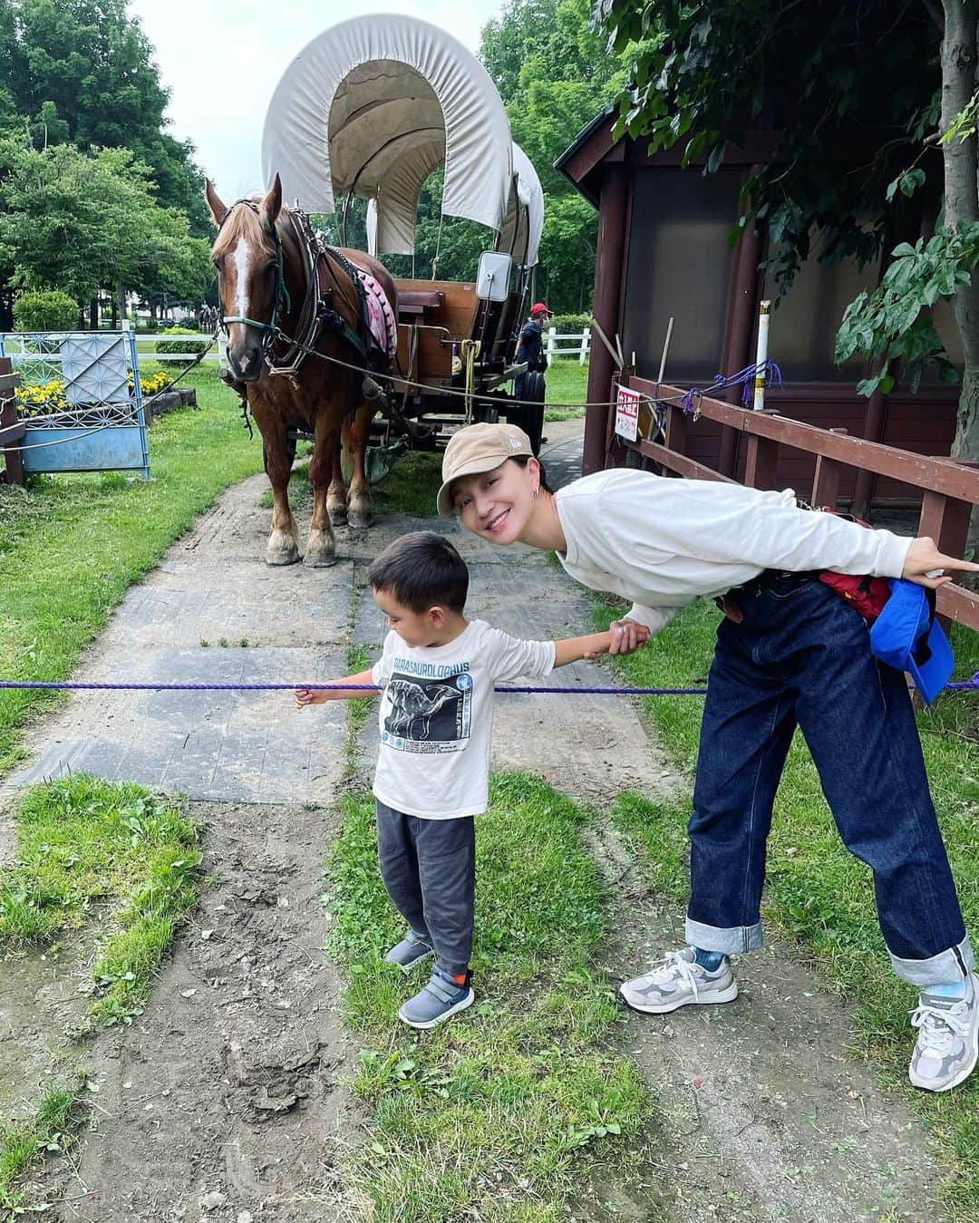 愛可のインスタグラム：「・ 息子くん、初めての飛行機旅行で札幌へ✨  1ヶ月ほど前から、憧れの飛行機に乗る事を伝えていたら、出発の日を指折り数え、楽しみにしていたのに 3日前にまさかの発熱！  コロナ陰性で、熱はすぐにひいたのでなんとか念願叶って搭乗できました！  が、到着後も体調は優れず、珍しく食欲もなく、、 （甘いものしか食べなかった。）  無理をさせては帰路のフライトに響きそうだったので、予定を大幅に変更してののんびり旅になりました。  札幌の思い出はテレビ塔や牧場のある公園くらいでしたが、 今回の目的の初フライトに満足した様子だったので念願はなんとか果たせ、ある意味思い出深い旅になりました。  私自身が受験当日やお祝い事の日に発熱する知恵熱体質なので、そんな所まで似ちゃってー、と思うとまた愛し。  旭川動物園や熊牧場はまた次回🐻  ちなみに帰ってきたら鼻水は出ていますが元気ぴんぴん。 これから近場でゆっくりと夏を楽しみます！」