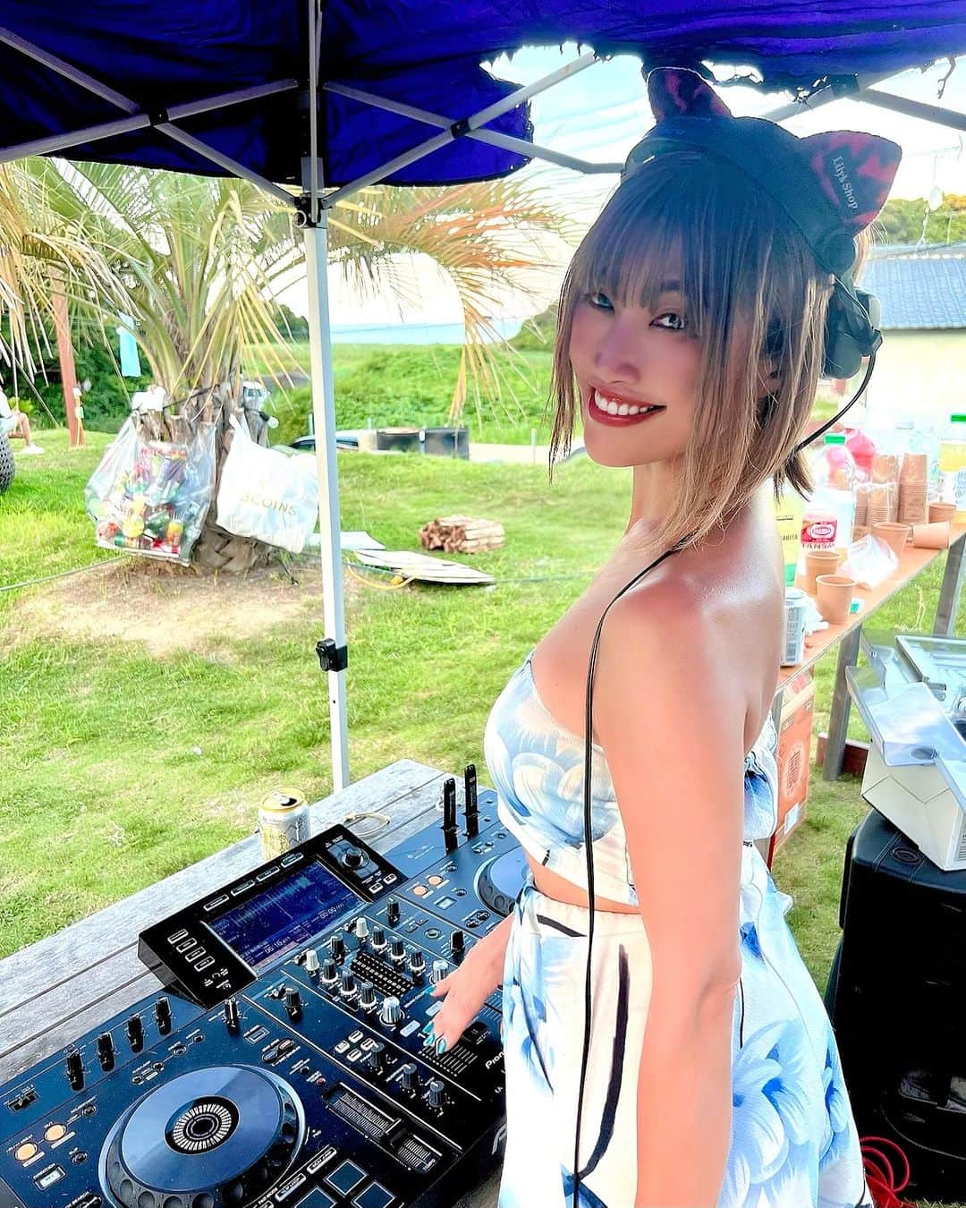 DJ YURINAのインスタグラム：「summer vacation👒 3連休はCHIBAの @gpb.chill_space  にてDJさせて頂きましたぁ✨  夏なので野外イベントとかテンション上がる🐠🐠🐠 お子さんも含めて沢山の方が笑顔で楽しんでる姿が見れて幸せでした🙏  やっぱり年齢問わず楽しめるパーティーは純粋でもっとやりたい🔥  #dj #djyurina #bbq #camp #グランピング  #野外イベント #野外フェス #キャンプ #海の日 #夏」