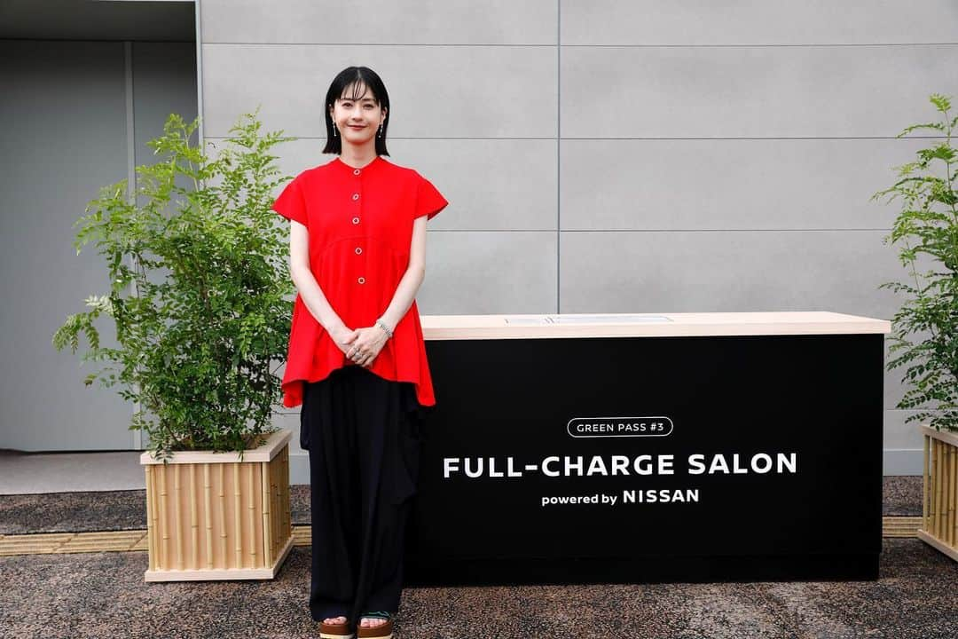 日産自動車のインスタグラム：「【 #GREENPASS 】第3弾 本日よりサービス開始🎉 足柄SA(上り)で #FULLCHARGE_SALON がオープン！  長時間の運転で疲れた #EV オーナーに癒しをチャージします。 #松本若菜 さんもひと足先にサービス体験♪  【開催期間】 足柄SA (上り)：7/21〜8/3  #いいじゃんEVオーナー #電気自動車 #日産 #nissan #ニッサン #nissanjapan #5523」