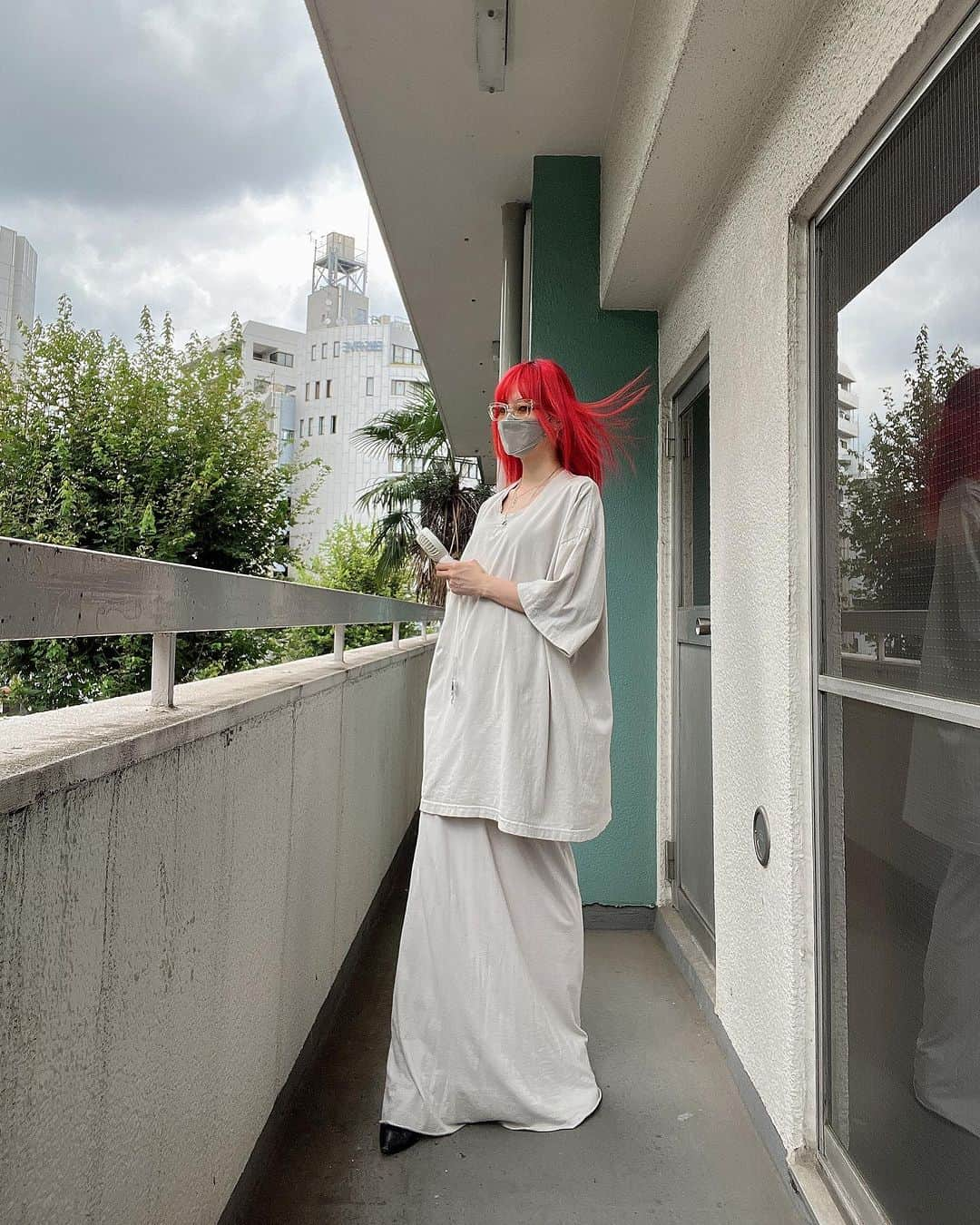 si ouxさんのインスタグラム写真 - (si ouxInstagram)「全身アイボリー、扇風機も #きょうの太陽浴   tee @muze_tokyo_official @oli_ishii  skirt @zara shoes #used eyewear @muze_tokyo_official  mobile fan @muji_global」7月21日 14時34分 - si_oux