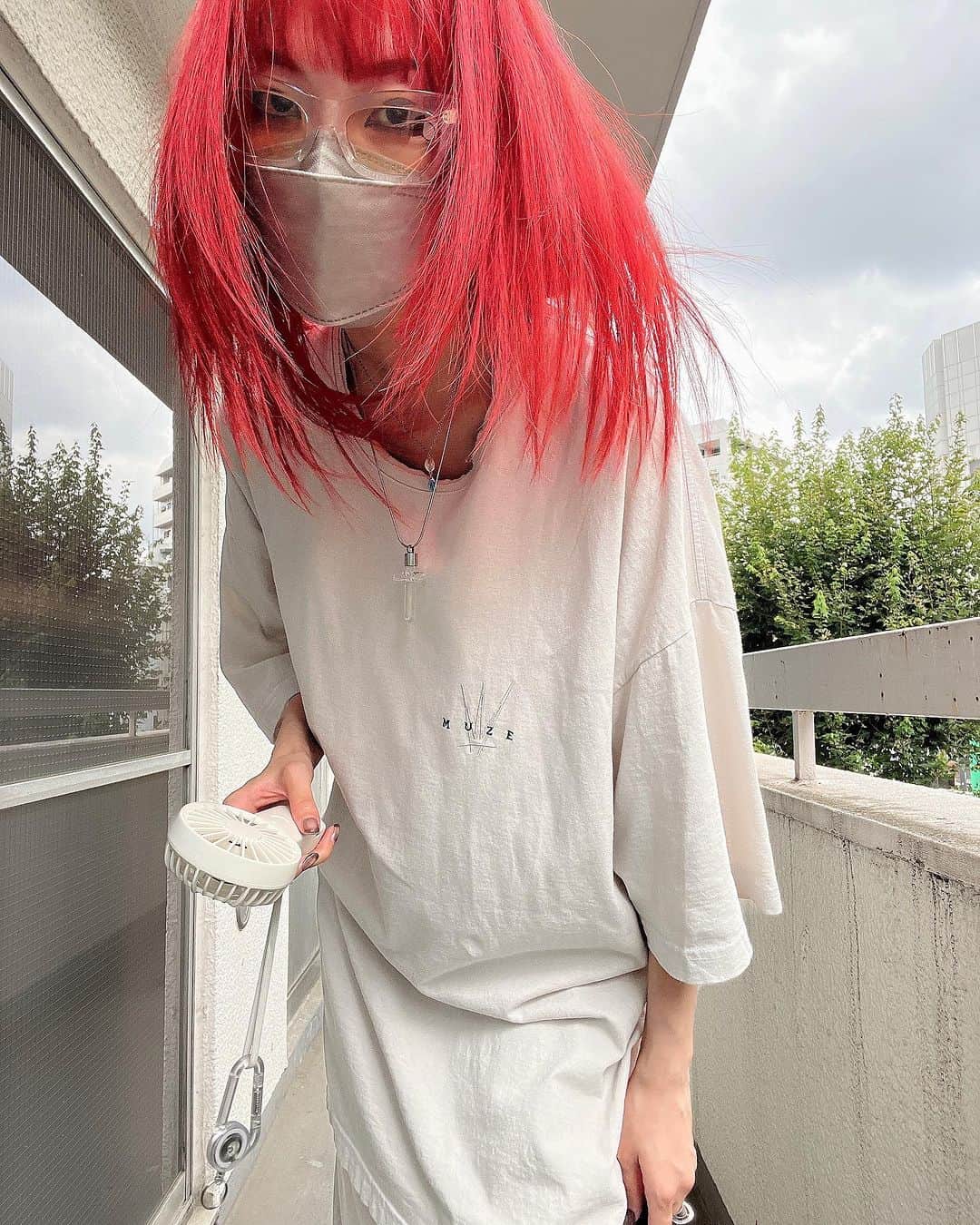 si ouxさんのインスタグラム写真 - (si ouxInstagram)「全身アイボリー、扇風機も #きょうの太陽浴   tee @muze_tokyo_official @oli_ishii  skirt @zara shoes #used eyewear @muze_tokyo_official  mobile fan @muji_global」7月21日 14時34分 - si_oux