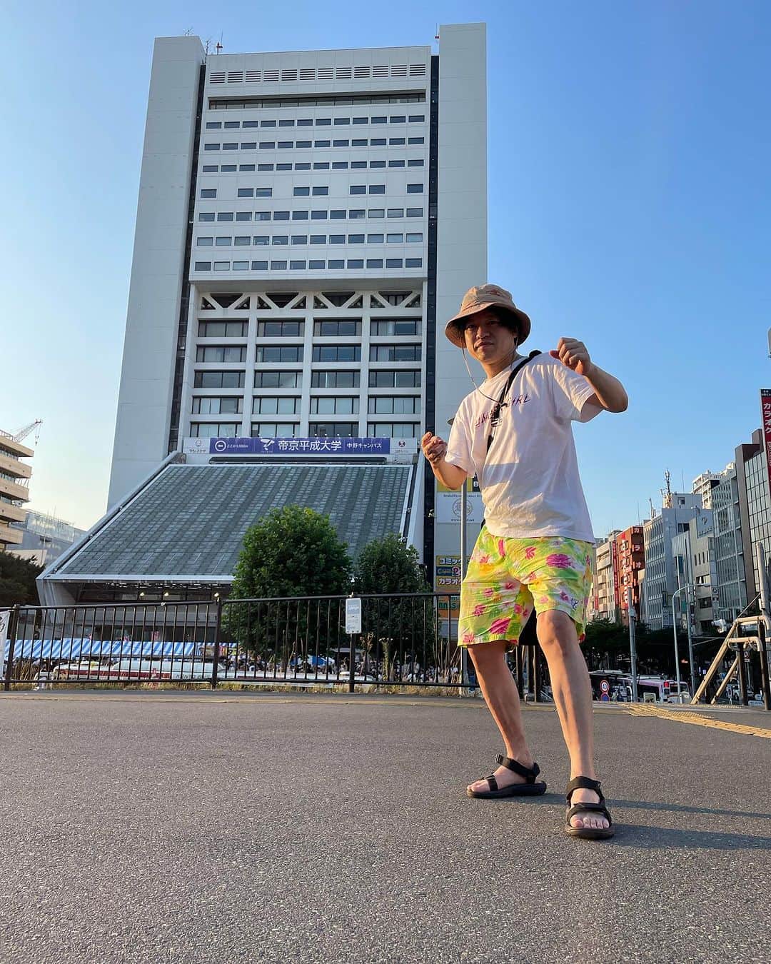 ジョニー大蔵大臣のインスタグラム：「中野サンプラザのフィナーレを飾る野外ライブ。サンプラザ中野くん+パッパラー河合+肉野バンバンジーを観ました。 初めて生で観たバンドは爆風スランプ。1985年のフェスタ金沢(犀川祭り)でした。」