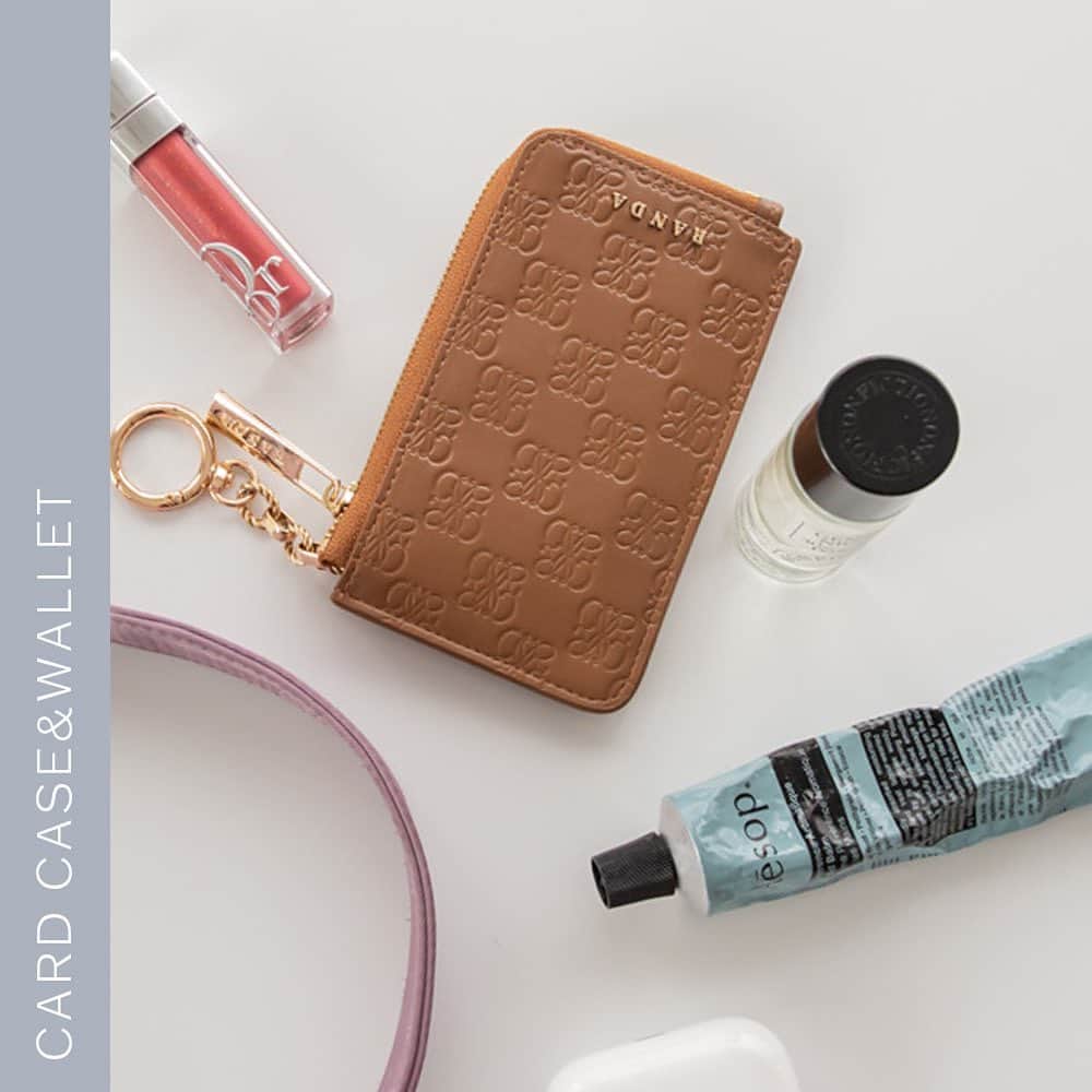 のインスタグラム：「. 【CARD CASE＆WALLET】  ブランド20周年を迎え、CARDCASE・WALLETの販売をスタート！ 時代や生活スタイルに合わせて、あなたの毎日に寄り添うぴったりのアイテムを見つけてください🌼  ──────────  特集ページにて詳しくご紹介！  ※詳細は @randa_pic プロフィールURLよりご覧ください！   #RANDA #RANDA20th #2023aw #autumn #winter #cardcase #wallet #instafashion #fashion #ootd #ランダ  #ファッション #スタイリング」