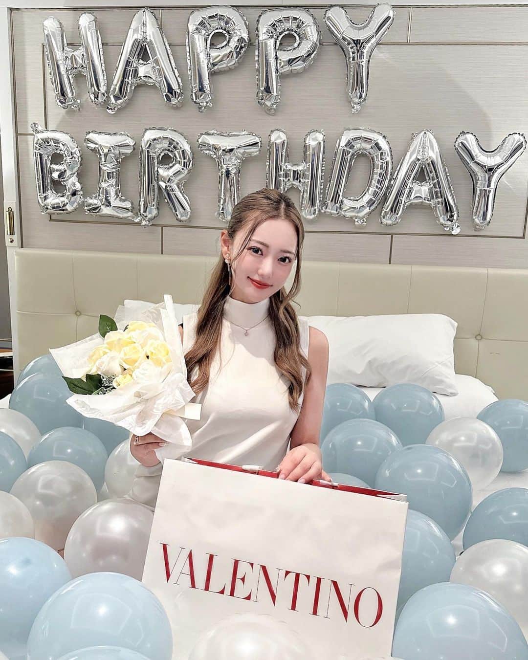yuukachiのインスタグラム：「생일 당일🎂🩵🩵  誕生日 日変わる時から当日は 韓国の5つ星ホテルの LOTTE HOTELで お祝いして貰ったよ〜✨️✨️  韓国でお誕生日したいっていう 小さな夢が叶いましたっ☺️☺️ 27歳 最高の出だしでしたっ〜〜🎂🎉  언제나 고마워요〜🥂✨️」