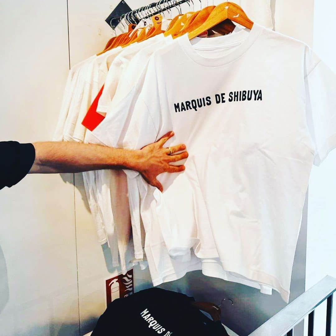 渋谷慶一郎のインスタグラム：「マルキドシブヤTシャツ、ATAK web shopで発売開始しました。パリではYvon Lambert @librairieyvonlambert で売ってます。サイズはユニセックスでM,Lの2サイズ。リサイクルコットン100%、Made in Paris。リンクはストーリーから！https://atak.stores.jp MARQUIS DE SHIBUYA T-shirts are now available at ATAK web shop. In Paris, it is sold at Yvon Lambert @librairieyvonlambert . Available in unisex sizes M and L. 100% recycled cotton, Made in Paris. https://atak.stores.jp」