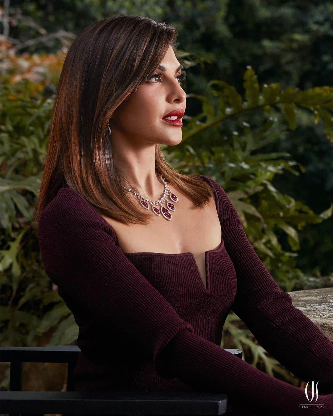 Jacqueline Fernandezのインスタグラム：「In the midst of nature’s vibrant symphony where foliage whispers gentle melodies, the delicate marriage of rubies and diamonds crafts ethereal pieces of high jewellery.  #cjs #colombojewellerystores #rubies #diamonds #diamondnecklace #rubynecklace #lunuganga #geoffreybawa #jewellery #jewellerycollection」