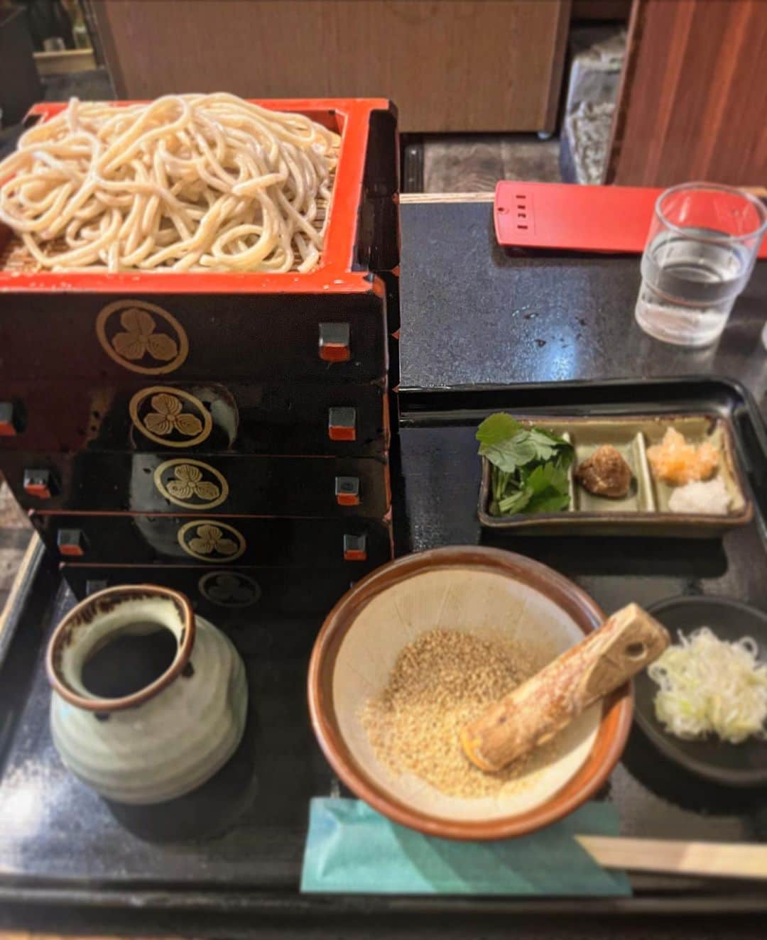 盛岡豊のインスタグラム：「現場入りの前に寄り道。#美濃屋文右衛門 さん。 ウチの親父が好きでね〜。よく連れて来てもらった。親父は僕の今の年齢でも7、8枚は軽く喰らってた気がするが、オレ、5枚…。 いつまで経っても、父は偉大だww  #重そば #かさねそば #重の胡麻」