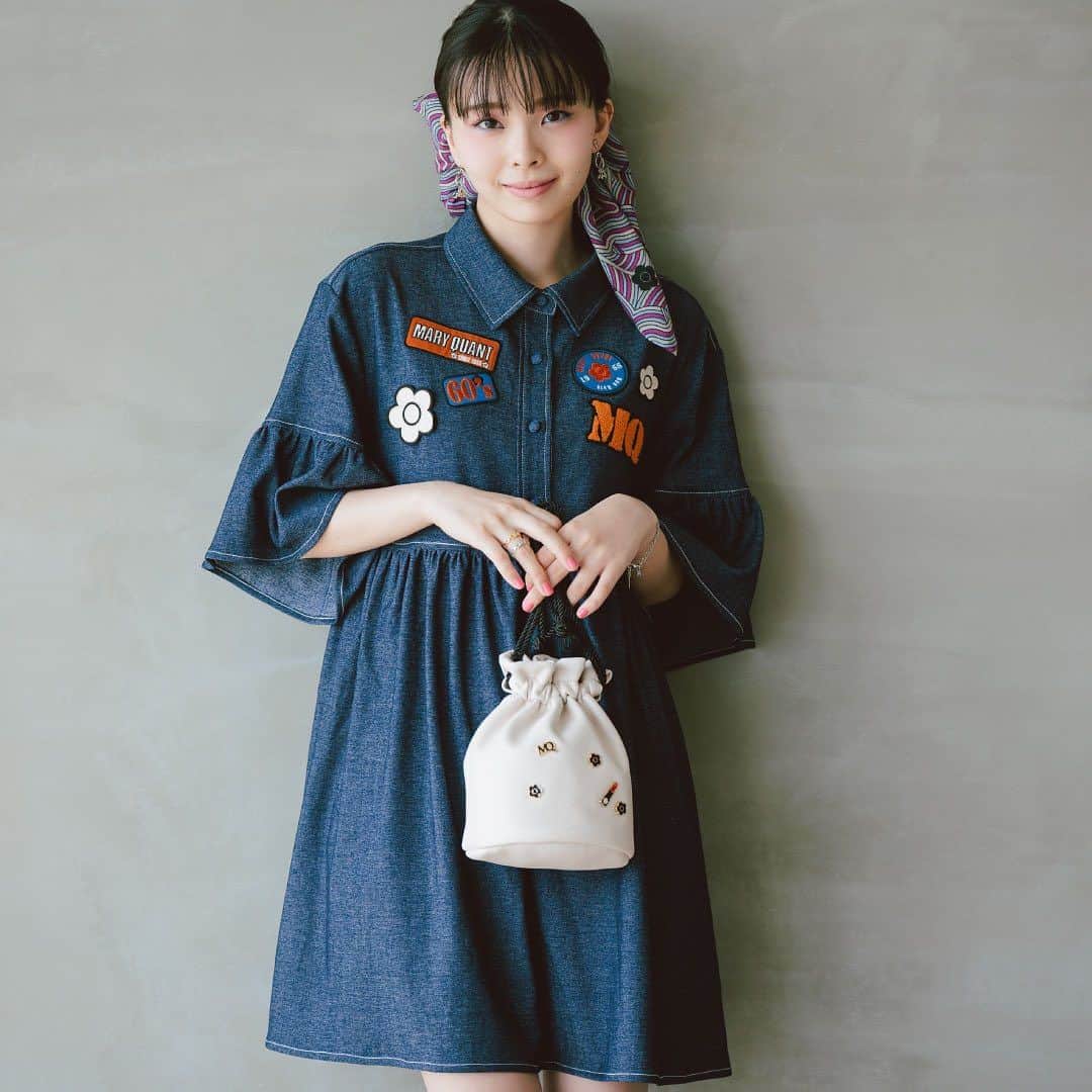 MARY QUANT officialさんのインスタグラム写真 - (MARY QUANT officialInstagram)「- WAPPEN&CHARM MARY QUANT feat. Kawaguchi Yurina - キャッチ―なワッペンやチャームが目を引く アイテムが勢ぞろい 毎日のコーデにMARY QUANTらしい ‘遊び心’を取り入れて！ - #ワッペンフレアギャザーワンピース #メタルエポフロート巾着ポーチ - #カラフルビジューピアス 7月下旬より順次展開予定 スタイリスト私物のイヤリングコンバーターを使用 - #スクリューチェーンブレスレット #スクリューチェーンリング 8月上旬より順次展開予定 - #エクスパンドダイヤプリントスカーフ 9月上旬より順次展開予定 - MODEL:@kawaguchi_yurina_official - #MARYQUANT #2023AUTUMN #NEWITEMS #FASHION - #マリークヮント #ワンピース  #デニムワンピース #ワッペン #巾着ポーチ #チャーム #ピアス #ブレスレット #リング #アクセサリー #スカーフ #秋ファッション #秋コーデ」7月21日 14時52分 - maryquant_official