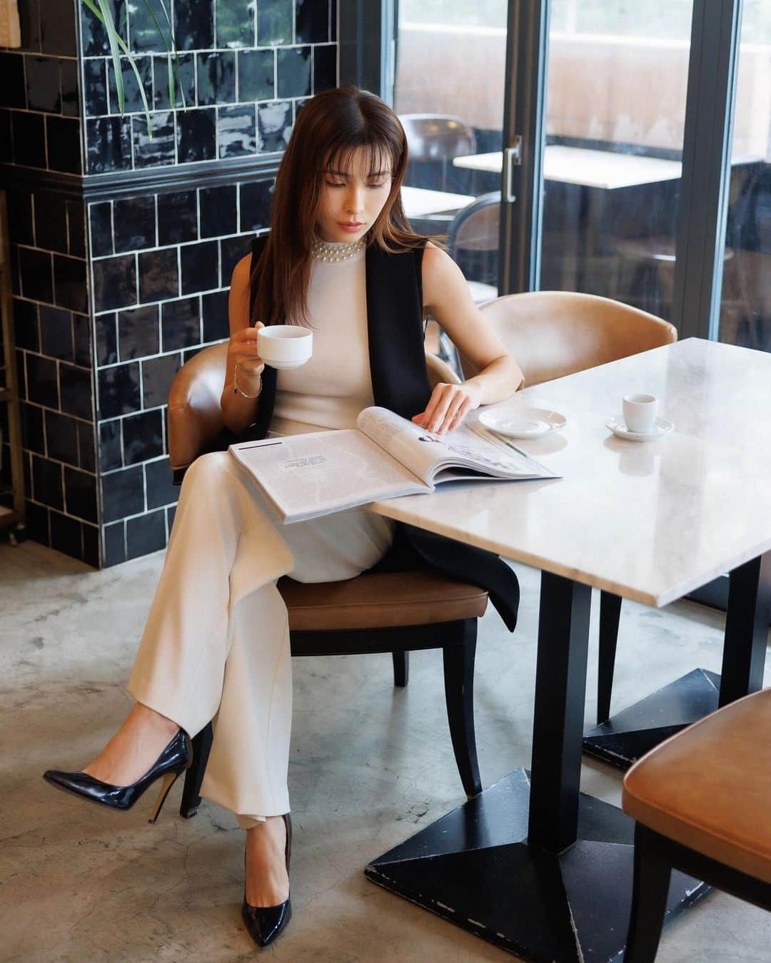 デュラスアンビエントのインスタグラム：「#ショールカラージレドレス <White, Black> 【7/31(MON)20:00-】  厚手の生地は、高級感の漂うマットな仕上がりで、ポケット口にはさり気なくサテンをあしらい、上品に着地した端正なジレドレス。  やや広がるAラインシルエットで、短過ぎない膝上丈が大人に丁度よく、アウターでもバランスよくご着用いただけます。  #パールネックアメスリニット <White/Pearl, Black/Pearl, Black/Sliver> 【7/24(MON)20:00-】  気品溢れる、レディなアメスリニット。 首元にはリズミカルに配した大小のパール/メタルが、顔周りを華やかに彩ります。  #ハイウエストセンタープレスパンツ <Ivory, Beige, Charcoal, Black>  腰位置高めから裾に向かってストンと落ちるストレートシルエット。 前後にダーツを施し、目立ちにくいサイドファスナーで腰回りをスッキリとさせ、AMBIENTらしい品のある佇まいに仕上げました。  ＿＿＿＿＿＿＿＿＿＿＿ ✔︎ @ambient_styling #AMBIENT #ambient_official #ambientstyle #アンビエント #ジレ #ジレコーデ」