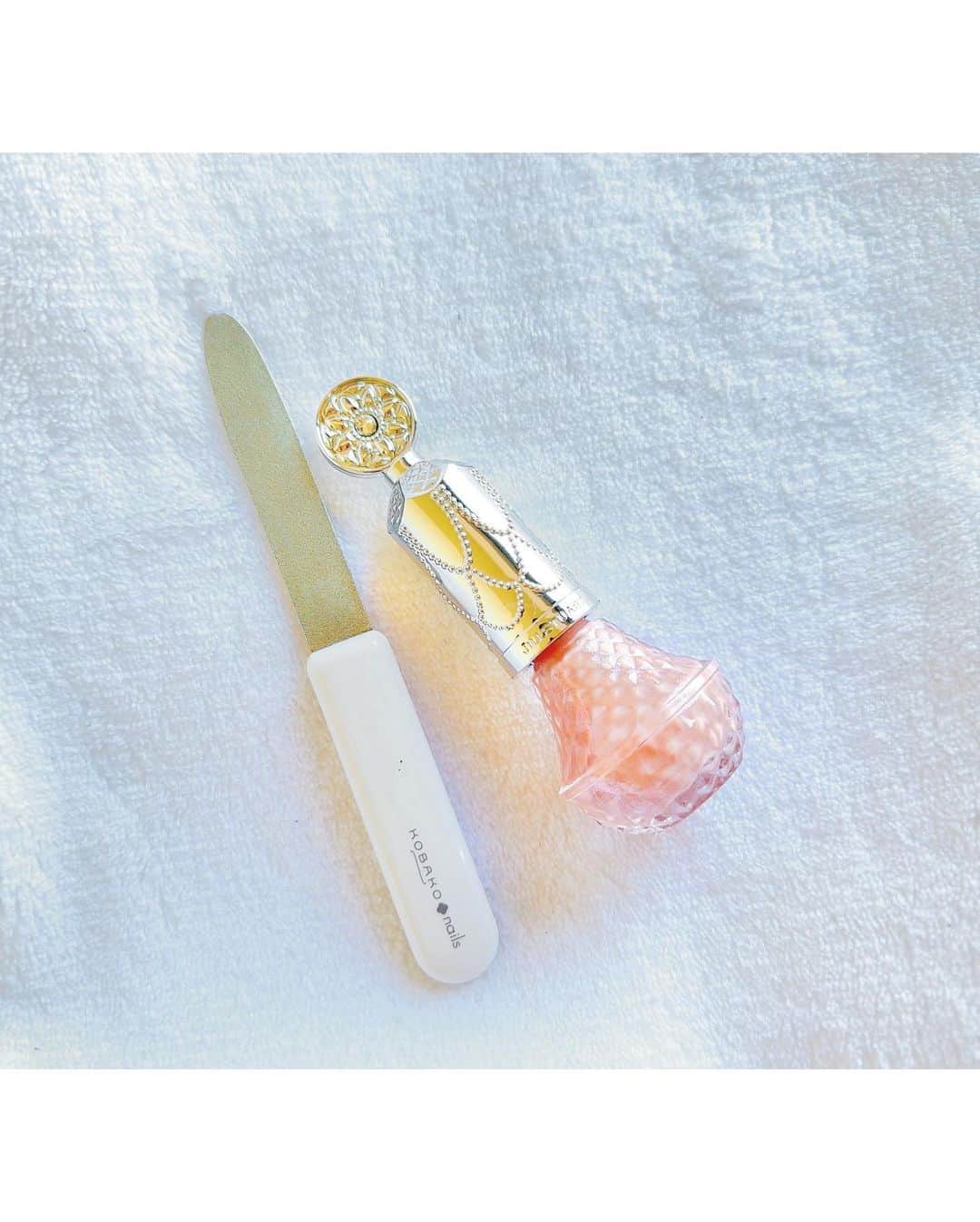 有村実樹のインスタグラム：「💅 産後から爪の割れがひどくてずっと短い爪で居たけど、最近あまり割れなくなってきて嬉しい。 ⁡ ⁡ ネイルケアで意識しているのは、 ⁡ ・めんどくさくても爪やすりで整える ・二枚爪になったところをめくらないで上からそっとヤスリをかけて削り取る ・爪先を使って作業しない(何かを剥がしたり、めくったりする時に爪を使わない) ・除光液を使った後は放置せず、1度手を洗うorウェットティッシュで拭いて保湿 ⁡ 爪切りでぱちぱち切っていた時よりも自爪を綺麗に伸ばせているから、やっぱりやすりで整えるのがいいみたいです☺️ ⁡ ⁡ ⁡ ⁡ ヤスリのお気に入りはkobakoのネイルファイル。 薄くて使いやすいですよ✨ ⁡ 写真で塗っているネイルは、ジルスチュアートから8/4に発売される新カラー ・フレグラント ネイルラッカー27 warm grace ⁡ 2度塗りでぷっくりツヤツヤ。 トップコート無しでも綺麗。 しかも良い香りがします💕 ⁡ ⁡ ⁡ ⁡ ⁡ ⁡ #スキンケア #美容 #美容好きな人と繋がりたい #メイク #コスメ #コスメ好きさんと繋がりたい #美容研究家 #植物療法士 #有村実樹 #メイク #プチプラコスメ #miki_cosmetics_list #ネイルケア #kobako #jジルスチュアート #セルフネイル」