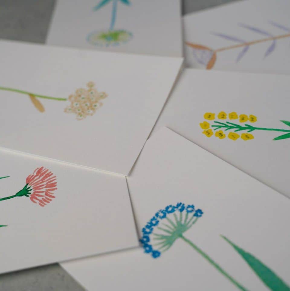 手紙社さんのインスタグラム写真 - (手紙社Instagram)「【「月刊手紙舎」花や鳥を自由に美しく表現した大人のためのレターセット】 ピンと背を伸ばして光のほうを向く花々や、いっせいに芽吹く木の芽、窓を開けた瞬間に夜風とともに訪れた花の香りなど、日常のなかで心がふるえる瞬間を描くtotoganashi（@totoganashi_momo）の近藤百恵さん。「レターセット はるをよぶはな」は、便箋と封筒、マスキングテープがセットになっている作品。描かれている花は全て上を向いていて、見ているだけで前向きな気持ちになれます。「レターセット bird and flower in blue」は青い鳥が描かれたカードと封筒のセット。トレーシングペーパーの封筒が程よく透けて、美しく上品なお便りを作り出せます。  ▶︎詳しくは「@tegamisha」プロフィールのURLより、情報まとめページへ！  ▶︎画像左下のショッピングバッグアイコンをタップ！  ーーーーー  【「月刊手紙舎」2023年7月号 概要】  ◎つくり手特集「田村美紀」  #totoganashi#鳥#花#イラスト#レターセット##手紙社#手紙舎#月刊手紙舎#オンラインイベント#オンラインショップ#紙博#紙雑貨#紙好き#文房具#文具好き#手帳デコ#ノートデコ#手帳の中身#生活雑貨#デザイン#マスキングテープ#tegamisha#kamihaku#paper#stationery#paperlover#paperlovers#art」7月21日 15時00分 - tegamisha