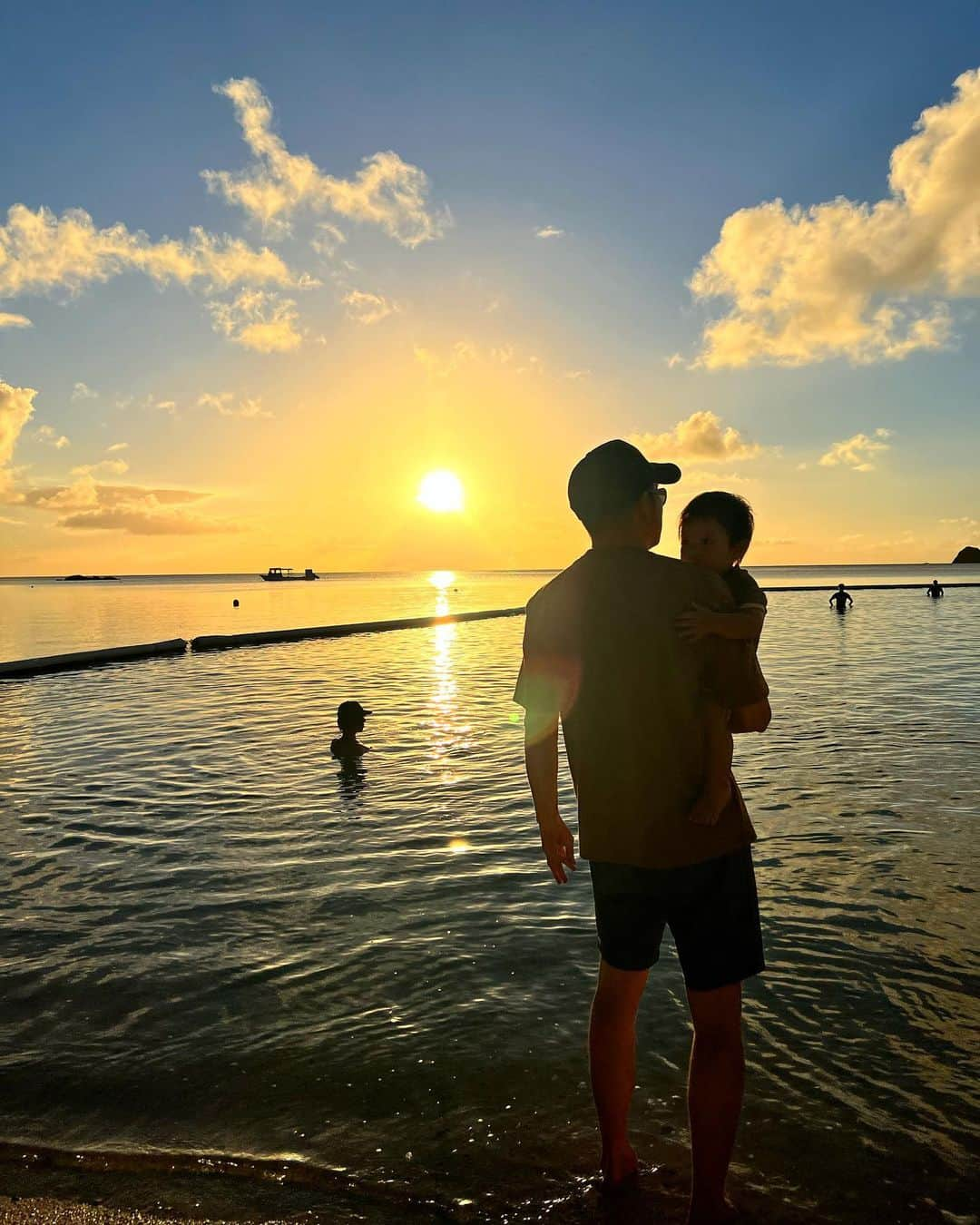 東里梨生さんのインスタグラム写真 - (東里梨生Instagram)「夕日と空の コントラストが綺麗だったなー  これで19時半くらい いいね〜南国🏝️  #石垣島 #底地ビーチ」7月21日 15時00分 - aizatorio_yanawaraba