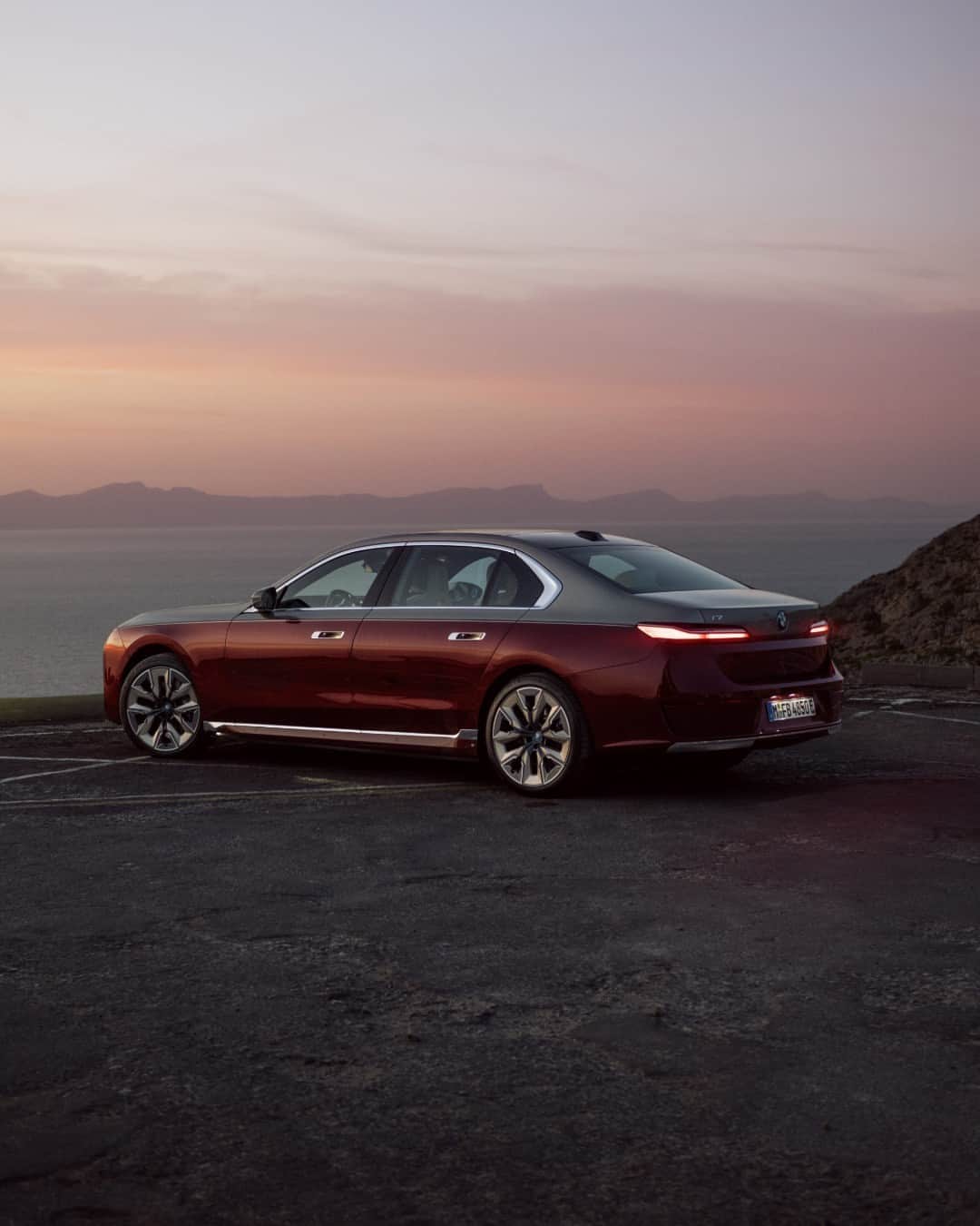 BMWのインスタグラム：「Start the day with the allure of exquisite refinement.  The BMW i7. #ThisIsForwardism #THEi7 #BMW __ BMW i7 xDrive60: Combined power consumption: 19.6–18.4 kWh/100 km. Combined CO2 emissions: 0 g/km. Electric range: 590–625 kilometers. All data according to WLTP. Further info: www.bmw.com/disclaimer」