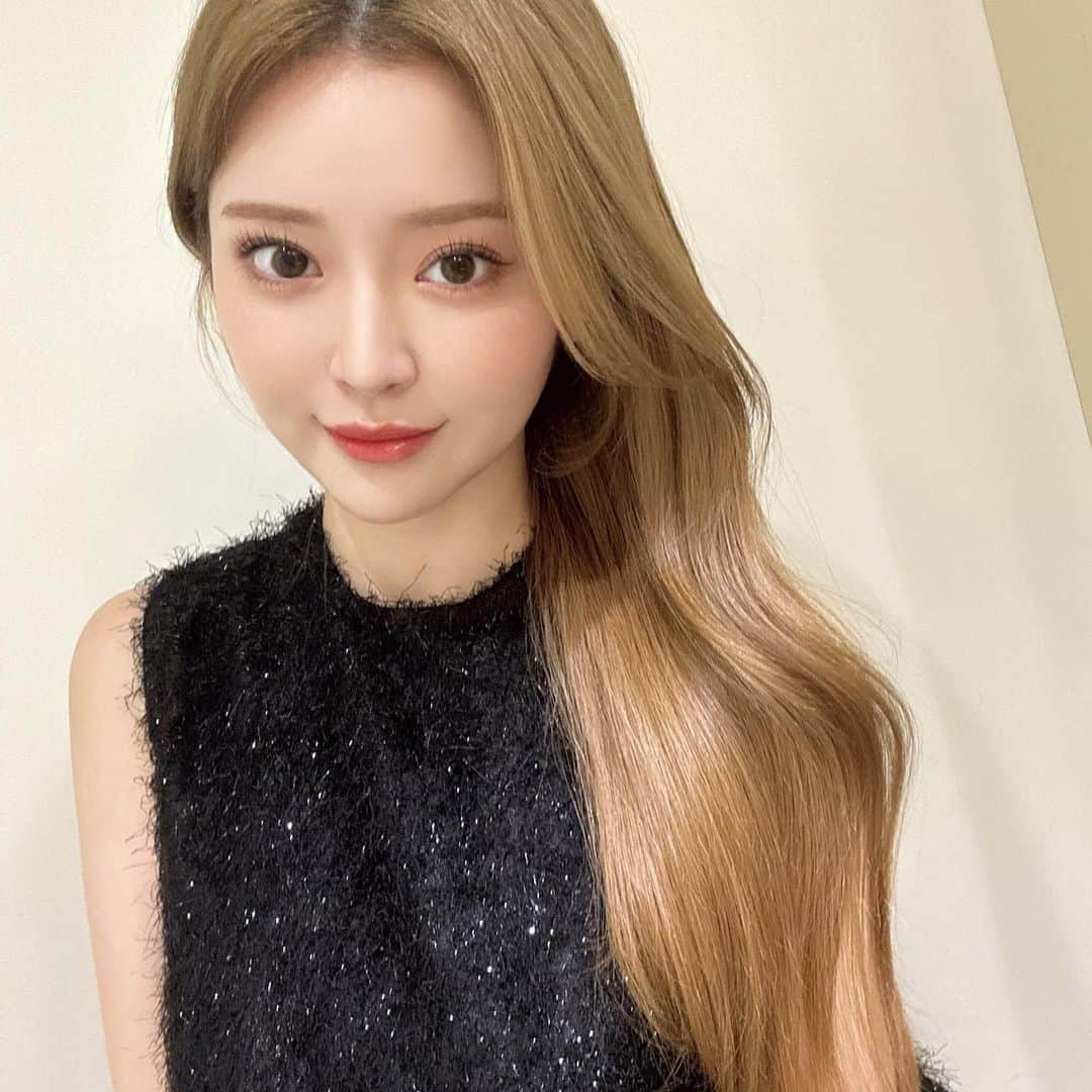 山本月のインスタグラム：「髪の毛サラッサラ🖤 トリートメントとカットだけしてもらった💇‍♀️  いつもありがとう🫰🏻  まつ毛は @clair_haruka さん！ ほんっといつも上手でやって貰ったら顔が盛れる✨」