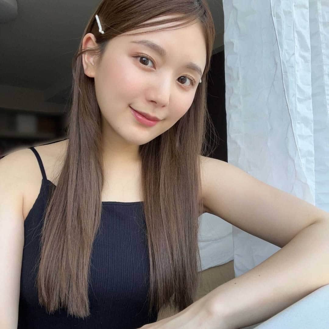 ひよんのインスタグラム：「💇‍♀️🧖‍♀️💕  久しぶりに使ったエッセンシャル❤️ 使うとびっくりするくらい髪の毛の状態よくて みんなに紹介したい！  4月に発売されたバリアシャンプー&コンディショナー なのだけど、 ふわふわの泡だから、洗う時、すすぐ時に、 するする洗えて髪の毛同士の摩擦を防いでくれて、 洗い上がりが本当になめらかなの🫶  乾かしただけで、しっかりとぅるんとまとまって 翌朝の寝癖が全然ついてなくてセットも楽だった😍 香りはフローラルリュクスの香りなんだけど、 乾かした後もさりげなく香ってくれてそこも推し！ パッケージも大人可愛い感じでお風呂空間がステキになるよ🥰  これで税抜1,000円（ひよん調べ）なのが本当にびっくり👏 クオリティ高すぎる🤣💓  カラーを繰り返してる私の髪の毛でも、 写真(1,3枚目)レベルの髪にしてくれたから、 みんなにも是非使ってみてほしいっていう共有でした❤️  ※写真は仕上がりイメージです  #pr #エッセンシャル #バリアシャンプー #ヘアケア #シャンプー #コンディショナー #ひよん」