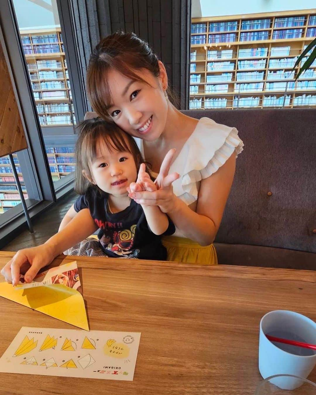 齊藤夢愛のインスタグラム：「娘たんと👧❤️ ずっと行ってみたかったカフェ☕️ 図書館の中にあるカフェなんだけどとーっても素敵でした📗📘 . . #仙台グルメ #仙台カフェ #一児のママ #女の子のママ #ママコーデ #ママファッション」