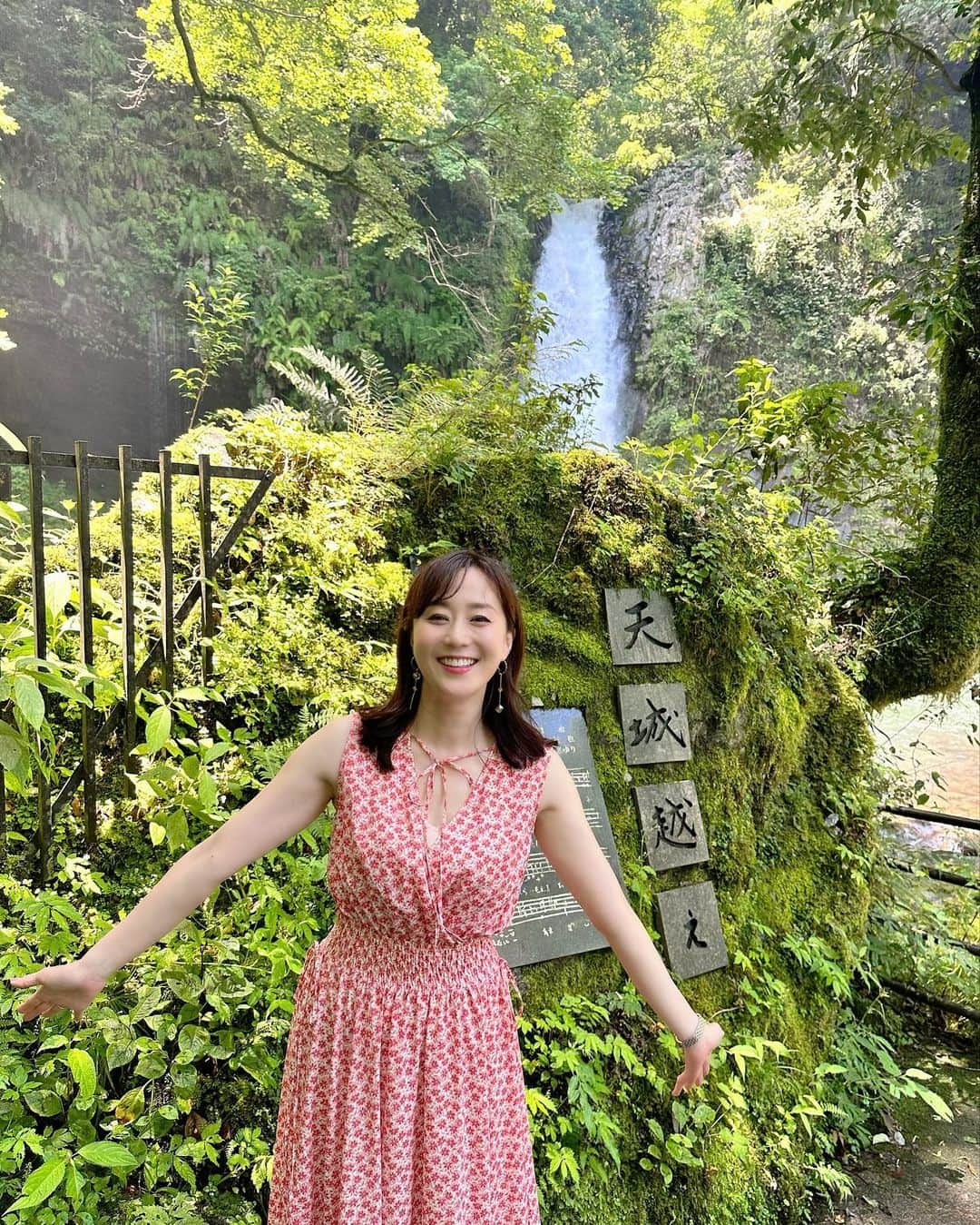 村上麻衣のインスタグラム：「あなたと越えたい〜 天城越え♪  「天城越え」の歌詞にも出てくる「浄蓮の滝」  マイナスイオンを霧のように浴びて すごく迫力があって とっても癒されました🎐🌿✨  感動しました。 行けてよかった！  ♪口を開けば別れると 刺さったまんまの 割れ硝子〜  と道中歌いながら行きました💚  水流の音の迫力がすごかったので、音声ありの動画多めでお送ります。  #天城越え#浄蓮の滝 #滝 #自然 #静岡 #静岡観光 #japan #国内旅行 #japantravel」