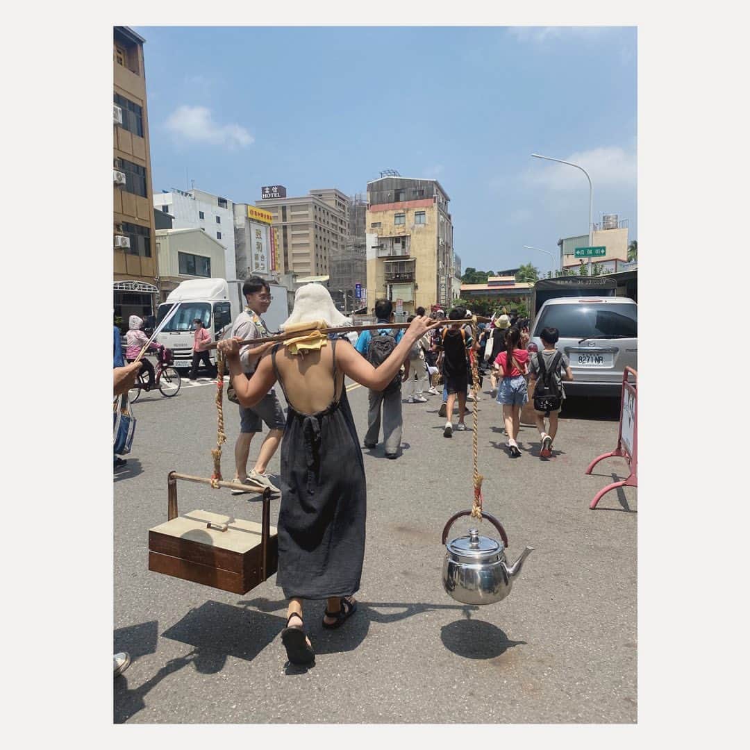 松本野々歩のインスタグラム：「台湾旅日記　Day4 台南　その1  写真を見ると蘇る たぶん５月２８日だったと思う  あの日は　ほんとに夢のなかみたいな 一日だった  ほとんど写真なくて 動画で記録してるから 投稿した後ストーリーに載せようと思うー  前日バーで出会った台湾人のパズさんと朝待ち合わせ  伝統的な音楽に興味があるなら と教えてもらったお祭り  なんと73年ぶりに復活したそう  お寺に到着すると演奏が始まっている  古い胡弓や月琴を引く人たち 真ん中には踊り子の女性 その後ろにはお香を立てる壺を抱えた男性  お揃いの衣装（たぶんヂェン先生）と静かな演奏がほんとうに美しい  ひとしきりお祈りが終わると演奏しながら移動  街を練り歩いて 次のお寺へ  また演奏し　祈り 次へ  わたしたちもその列にずっとついていった  途中話しかけてくれたり お茶をくれたり  一休みしながら ひたすらそれを続ける  車の人もバイクの人も 止まって見守る 嬉しそうに涙ぐむおばあちゃんもいた  最終地点のお寺では お香を持った青年が突然泣き始めて 大泣になり　嘔吐した  びっくりしていると パズさんが 「おりてきた」みたいなことを言った  周りのみんなも慣れた手つきで 介抱している  その後も別のおじいちゃんがむくっと立ち上がり 急にお線香を振り回し 目をひんむいて踊りだす （まさに映画で観た酔拳の動き）  ひとしきり神様の前で舞った後 すっと倒れこみ また元の穏やかそうなおじいちゃんに戻った  周りのみんなも 驚く人はおらず その光景にも　衝撃を受けた  おごそかに古楽器を演奏するグループと すぐ隣の寺ではドラを鳴らしてラッパを吹いて サウンドシステムもムキムキ （筋肉もムキムキ）チームと隣り合わせ  今日は　神様の誕生日だったよう  この日は　その後もすごかった  つづく」