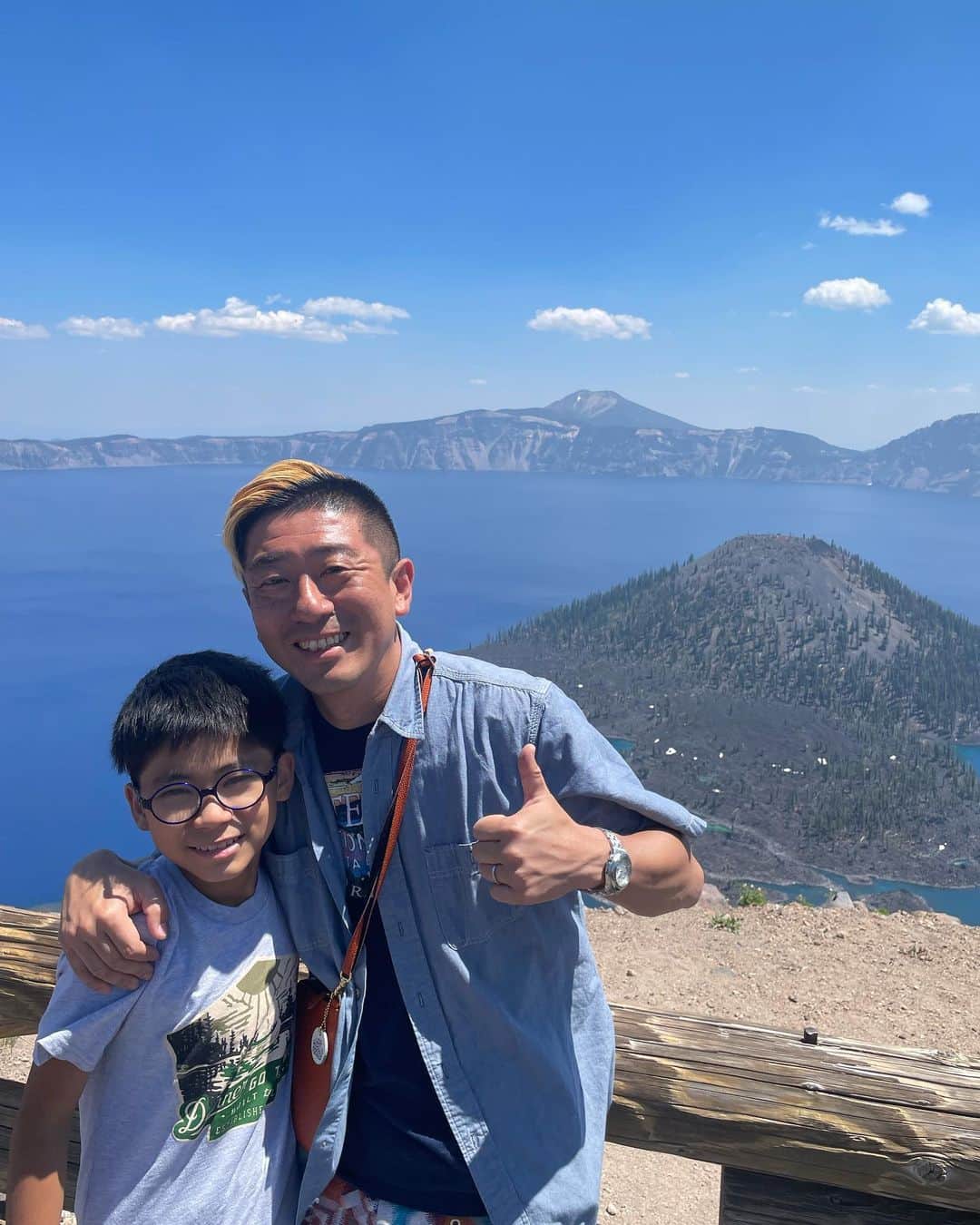 小林拓一郎のインスタグラム：「今日はなんといっても、クレーターレイクの美しさにやられた1日でした。  計5回行ってるけど、全て違う表情だからこそ、何度だって行きたい場所です。  ツナもめっちゃ感動してました。  早めに宿へ移動。  僕が世の宿泊施設の中で一番好きな『Five Pine Lodge』へ。  晩御飯は、どん兵衛のきつねうどんと天ぷらそば。  ツナは、大事に大事に最後の一滴までスープ飲んでました笑  星空が本当に綺麗な夜です。  明日は今回の滞在の最終日、朝早くから行動しようと思うので、今日は早く寝ます！  明日の朝のインスタライブで！  おやすみなさーい。  #portland #travelportland  #oregon #traveloregon  #loveitportland  #loveitportlandoregon  #ポートランド #オレゴン」
