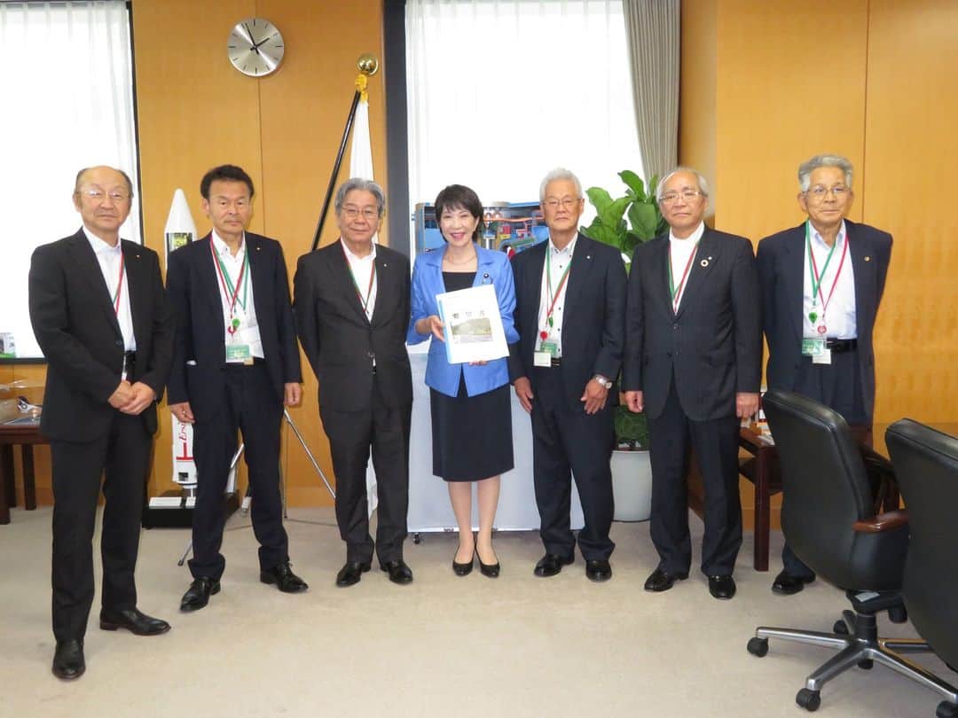 高市早苗のインスタグラム：「7月21日 川上村・上北山村・下北山村の村長・議長より国道の要望書を拝受」
