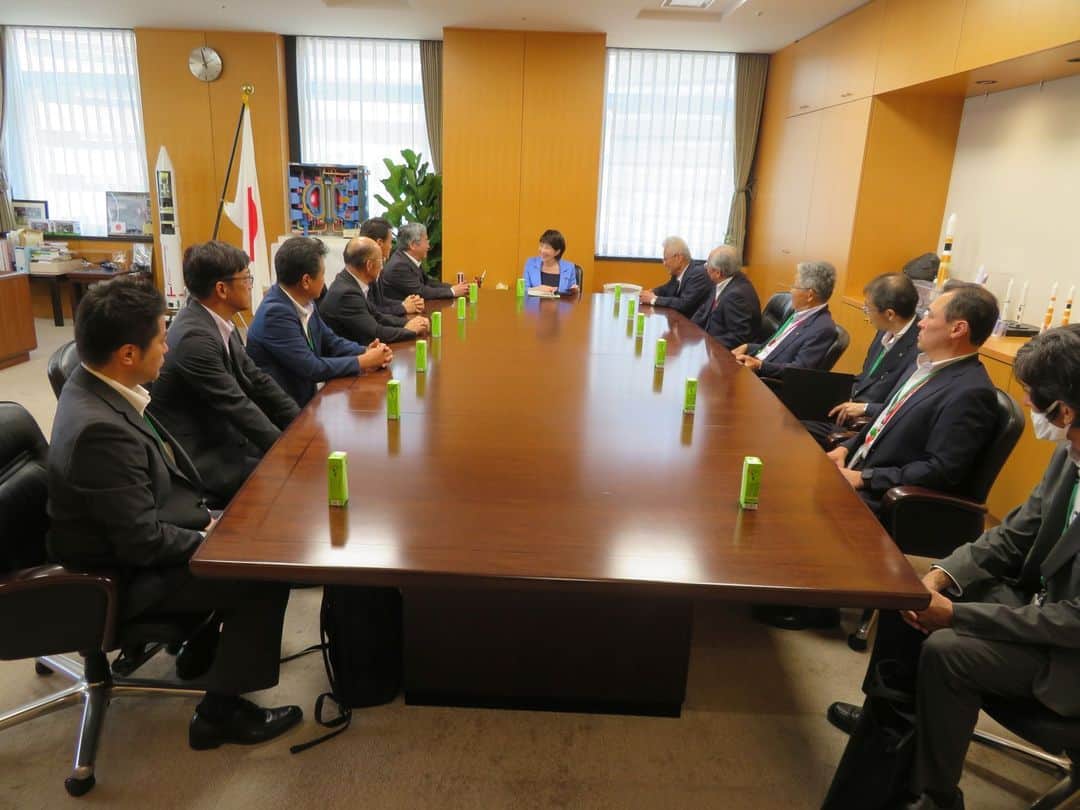 高市早苗のインスタグラム：「7月21日 川上村・上北山村・下北山村の村長・議長より国道の要望書を拝受」