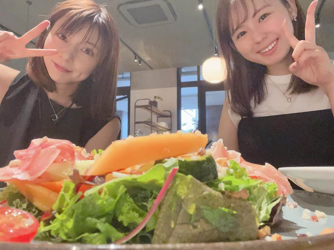 芳賀優里亜のインスタグラム：「写真展の前に里奈とランチ😋」