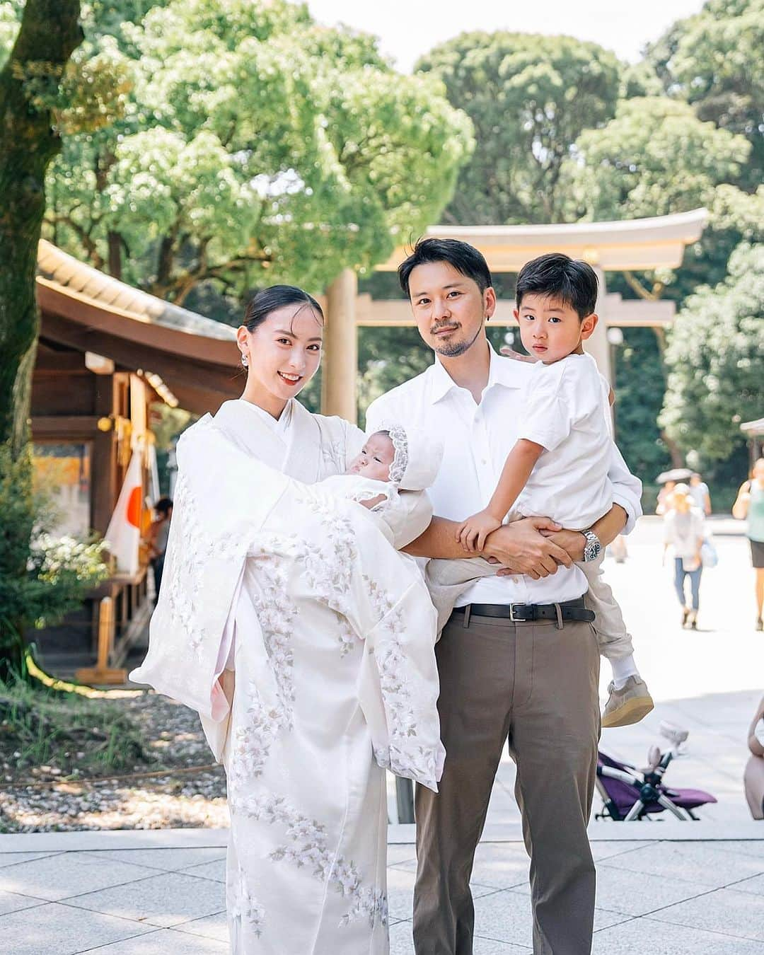 ソンイさんのインスタグラム写真 - (ソンイInstagram)「娘のお宮参り👶🏻⛩️🎐 台風で延期し、入院で延期し、生後3ヶ月になり遅くなってしまったけど家族全員が健康に晴れの日を迎えられた事がなにより嬉しいです🕊️  大切な日をしっかり写真に収めたくて、友人であり息子の事も何度も撮ってくれてる @sparklingmoment_non ちゃんにお願いしました✨ 本当に忙しい中で度重なるスケジュール調整をしてくれてありがとう😭💕  4歳男の子の自由っぷりにもいつも同じ目線で遊びながら写真を撮ってくれるから、親でさえ見逃していた表情1つ1つもしっかり撮ってくれてて👦🏻🤍 娘の事にアタフタしていたからデータ見てうるっと🥲  人生で大切な1日をこんな素敵な写真に残せて本当に嬉しい🕊️  📷 : @sparklingmoment_non  👘 : @shosa_kyoto_official  👶🏻 : @renca.jp  ⛩️ : @meijijingu_sukeikai  #お宮参り #お食い初め #家族写真 #生後3ヶ月 #兄妹写真 #生後100日 #100日祝い #百日祝い #お宮参りコーデ」7月21日 15時33分 - sunwei1013