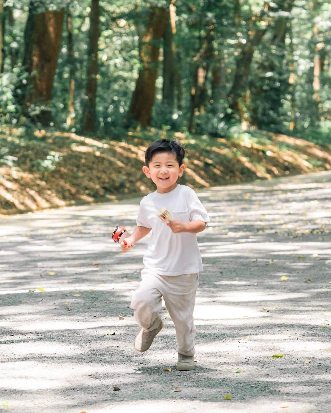 ソンイさんのインスタグラム写真 - (ソンイInstagram)「娘のお宮参り👶🏻⛩️🎐 台風で延期し、入院で延期し、生後3ヶ月になり遅くなってしまったけど家族全員が健康に晴れの日を迎えられた事がなにより嬉しいです🕊️  大切な日をしっかり写真に収めたくて、友人であり息子の事も何度も撮ってくれてる @sparklingmoment_non ちゃんにお願いしました✨ 本当に忙しい中で度重なるスケジュール調整をしてくれてありがとう😭💕  4歳男の子の自由っぷりにもいつも同じ目線で遊びながら写真を撮ってくれるから、親でさえ見逃していた表情1つ1つもしっかり撮ってくれてて👦🏻🤍 娘の事にアタフタしていたからデータ見てうるっと🥲  人生で大切な1日をこんな素敵な写真に残せて本当に嬉しい🕊️  📷 : @sparklingmoment_non  👘 : @shosa_kyoto_official  👶🏻 : @renca.jp  ⛩️ : @meijijingu_sukeikai  #お宮参り #お食い初め #家族写真 #生後3ヶ月 #兄妹写真 #生後100日 #100日祝い #百日祝い #お宮参りコーデ」7月21日 15時33分 - sunwei1013