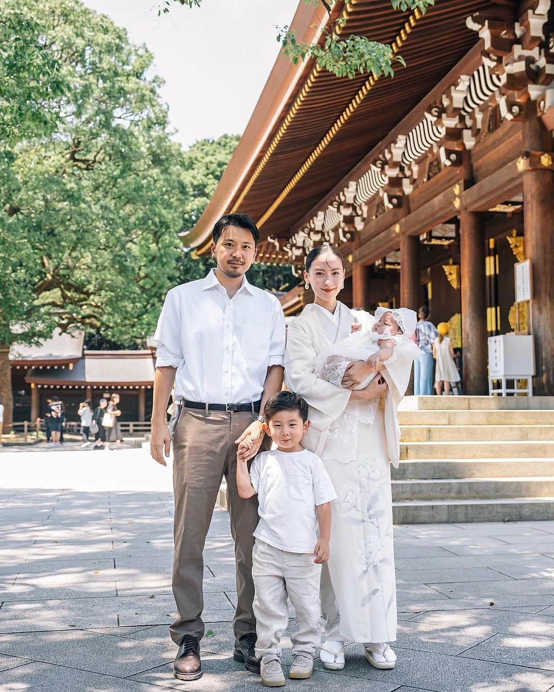 ソンイさんのインスタグラム写真 - (ソンイInstagram)「娘のお宮参り👶🏻⛩️🎐 台風で延期し、入院で延期し、生後3ヶ月になり遅くなってしまったけど家族全員が健康に晴れの日を迎えられた事がなにより嬉しいです🕊️  大切な日をしっかり写真に収めたくて、友人であり息子の事も何度も撮ってくれてる @sparklingmoment_non ちゃんにお願いしました✨ 本当に忙しい中で度重なるスケジュール調整をしてくれてありがとう😭💕  4歳男の子の自由っぷりにもいつも同じ目線で遊びながら写真を撮ってくれるから、親でさえ見逃していた表情1つ1つもしっかり撮ってくれてて👦🏻🤍 娘の事にアタフタしていたからデータ見てうるっと🥲  人生で大切な1日をこんな素敵な写真に残せて本当に嬉しい🕊️  📷 : @sparklingmoment_non  👘 : @shosa_kyoto_official  👶🏻 : @renca.jp  ⛩️ : @meijijingu_sukeikai  #お宮参り #お食い初め #家族写真 #生後3ヶ月 #兄妹写真 #生後100日 #100日祝い #百日祝い #お宮参りコーデ」7月21日 15時33分 - sunwei1013