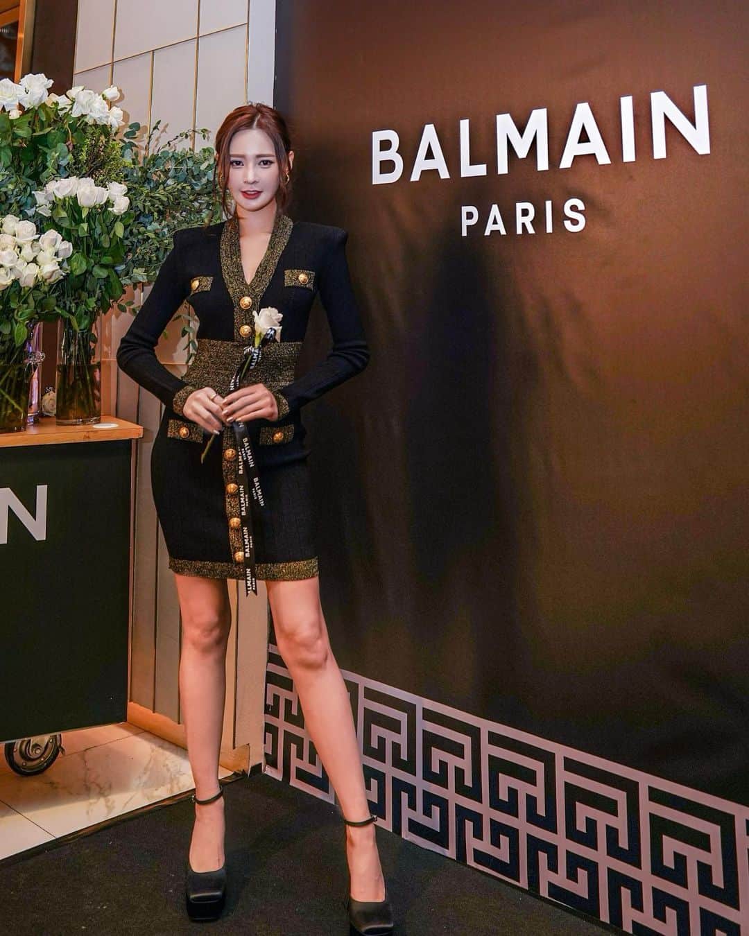 Yumi Wongのインスタグラム：「走秀前的小心情😽♠️♥️ @balmain （假裝有氣場🤣）  #BalmainParis #BalmainMy #TheStarhillKl #runwayshow #PresentationOfFallWinter23 #BalmainFw23」