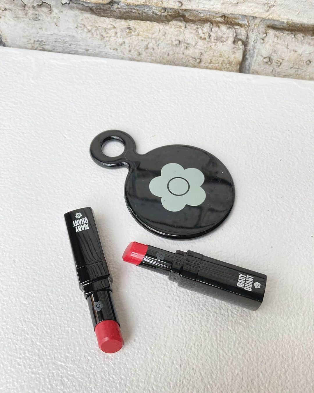 MARY QUANT officialのインスタグラム：「- 7/31（Mon）まで！ LIPSTICK DAY CAMPAIGN 2023  スタート！ - 7/29は #ナショナルリップスティックデー 期間中 #リップスティック をお買い上げいただいた お客様にオリジナル ミニミラーをプレゼント！ - リップスティックはメイクの仕上がりを 左右する大切なアイテム 記念日を思い出して 新たな気持ちで唇にカラーをのせてみて！ - "どの女性にも必ずひとつは好きな色があるはず。 私には36色。" - Mary Quant - - ※おひとり様1回限り、進呈は1点のみ ※ミニミラーはなくなり次第終了 - #MARYQUANT #LIPSTICKDAYCAMPAIGN2023  #LIPSTICK - #マリークヮント #リップスティックデイキャンペーン2023 #キャンペーン #リップ #口紅」