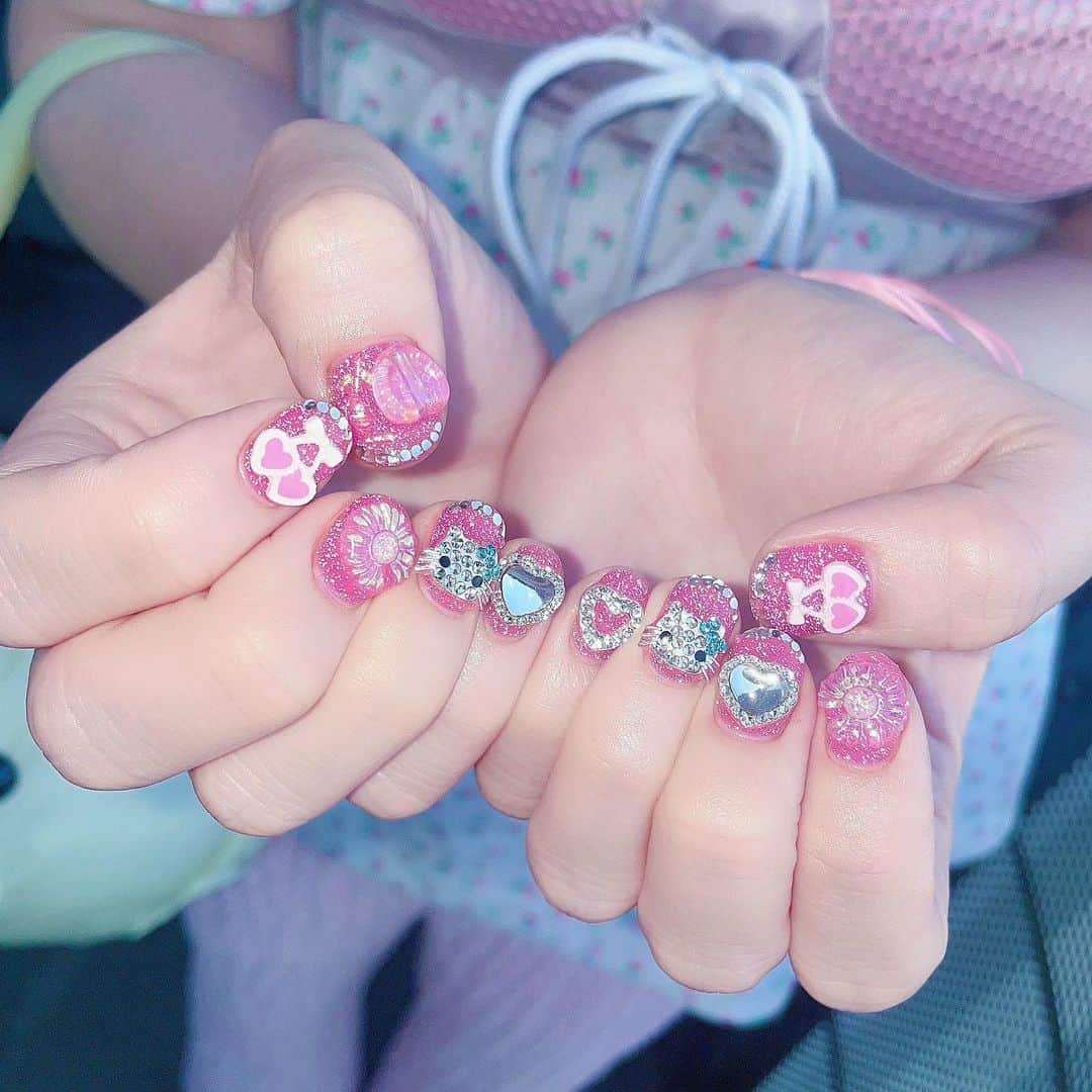 恋汐 りんごのインスタグラム：「💘 🩷 💘 🩷 SUMMER FLASH GLITTER♡  フラッシュでおしゃしんとると きらっきらでかわいまる♡  lovlでなてゅネイル♡ ごきげんピンクにした〜♡ ハンドは002 フットは001 ‪₍₍ ◝(Ｕ^ᴗ^Ｕ)◞ ₎₎‬  #flashnail #newnails #newnail #nail #lovlnail」