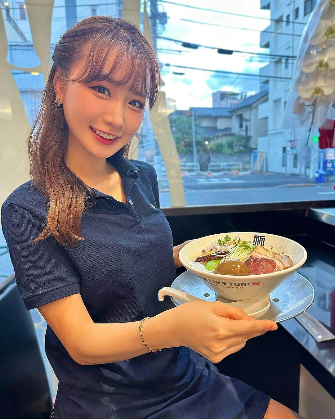 Sarraのインスタグラム：「📍竹末東京プレミアム🍜 味玉鶏ホタテそばと黒トリュフチーズご飯  鶏白湯のスープを味わった後にホタテペーストをスープに混ぜて味変がまた美味しかったぁ❤️濃厚スープなのでモチモチ太麺が合いました✨ 〆の黒トリュフチーズご飯は、ご飯も玄米でペロリといっちゃってとっても美味しかった🥰🍜  その後桃タルトも食べに行った🍑 この日はブラックホールの胃袋でした🤣❣️ . . . . #竹末東京プレミアム#竹末東京premium#押上#押上グルメ#押上ランチ#ラーメン#ラーメン屋#ラーメン部#ラーメンインスタグラマー#鶏白湯#鶏白湯ラーメン#帆立ラーメン#拉麵#ramen#ramen🍜#oshiage#ramenlover」