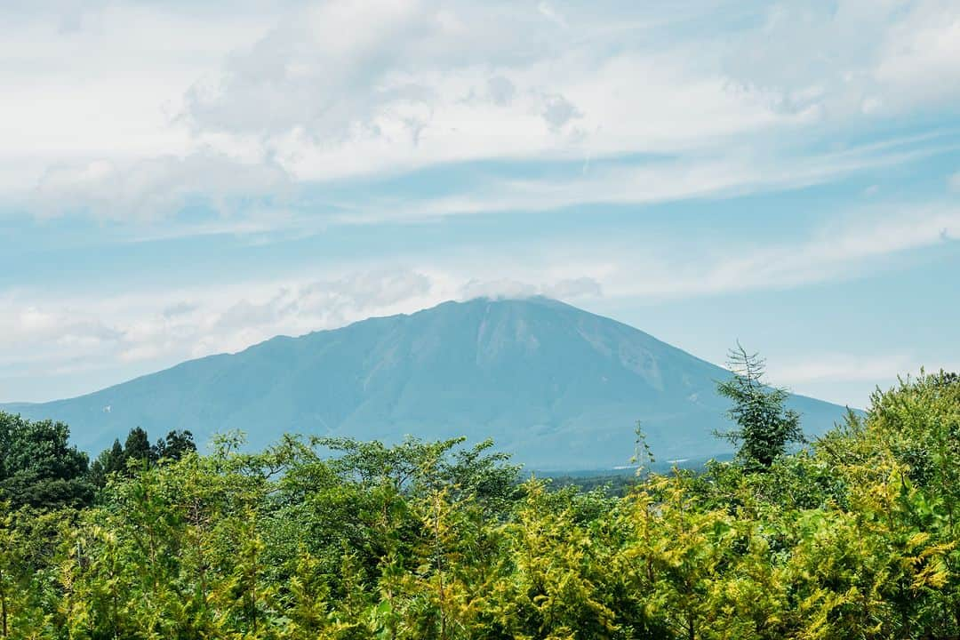 Grand Seikoさんのインスタグラム写真 - (Grand SeikoInstagram)「With each summer day, the Iwate countryside grows warmer. Invigorated by the sweet smell of lush green trees and the sounds of nearby fauna, the artisans of the Grand Seiko Studio Shizukuishi are earnestly engaged in their craftsmanship. #grandseiko #aliveintime #mechanicalwatch #grandseikostudioshizukuishi」7月21日 15時50分 - grandseikoofficial