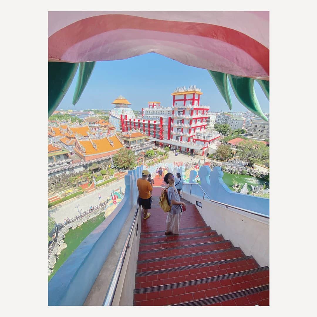 松本野々歩さんのインスタグラム写真 - (松本野々歩Instagram)「台湾旅日記　Day4 台南　その2  パズくんのパートナーのユティンちゃんと合流して 彼女の運転で少し離れた街の お寺に行くことに  天国と地獄の世界を表現した アトラクション的な施設もある場所で 行ってみたい　と思っていたら 前日のバーで　私たちも行きたいから連れて行ってあげると言ってくれたのだ  いやー　すごいお祭りに出くわしちゃったねーなんて話していて 到着してびっくり  こちらもお祭りで 次々参拝者が団体でやってくる  門から本堂まで間 一列になって　思い思いの一発芸を まるで王様に順番に献上するみたいに  大きな人形が踊ったり 爆竹をお尻で受けたり トゲトゲの鉄の塊を背中に押し当てたり  トラックの上にポールがあって 音の割れたスピーカーからダンスミュージック セクシーなお姉さんが踊ったり 派手なカラオケカーの上で歌を歌ったり  台湾のお葬式では昔から セクシーなお姉さんが踊る　とゆうのは ドキュメンタリー映画で観たことがあったけど 生で見れるとは  全部盛り 全部乗せで あの手この手で神様に祈りを捧げる  何より驚いたのは このとんでもない光景を観に 観光客らしき人はほとんど 全くと言っていいほどいない  何せ目をまんまるくしていたのは 私たちだけだったから  誰に見せるわけでもない 観光の産業じゃない本当のお祭  鳥肌がなかなか治らないし 興奮がなかなか冷めませんでした  本当にラッキーだったね と台湾人の二人からも言われた  天国と地獄の施設も とてもおもろしかったのどけど 霞んでしまうほど　それまでが濃すぎた  来年も目撃したい  台南の街中に戻ってきてから わたしがチェックしてた お寺の前の屋台へ  予約ないと入れないよー　と言われたけど ユティンちゃんが粘ってくれて 入れた  夜の台南をパズくんとたくさん歩いて 興奮してて　も少し飲みたいーと言ったけど もう遅いし　バイバイ  宿に帰ったら　一瞬で眠りに落ちた  パズくん　ユティンちゃん 本当にありがとう また必ずや会いたい お礼をしたい！」7月21日 15時54分 - nonohoms