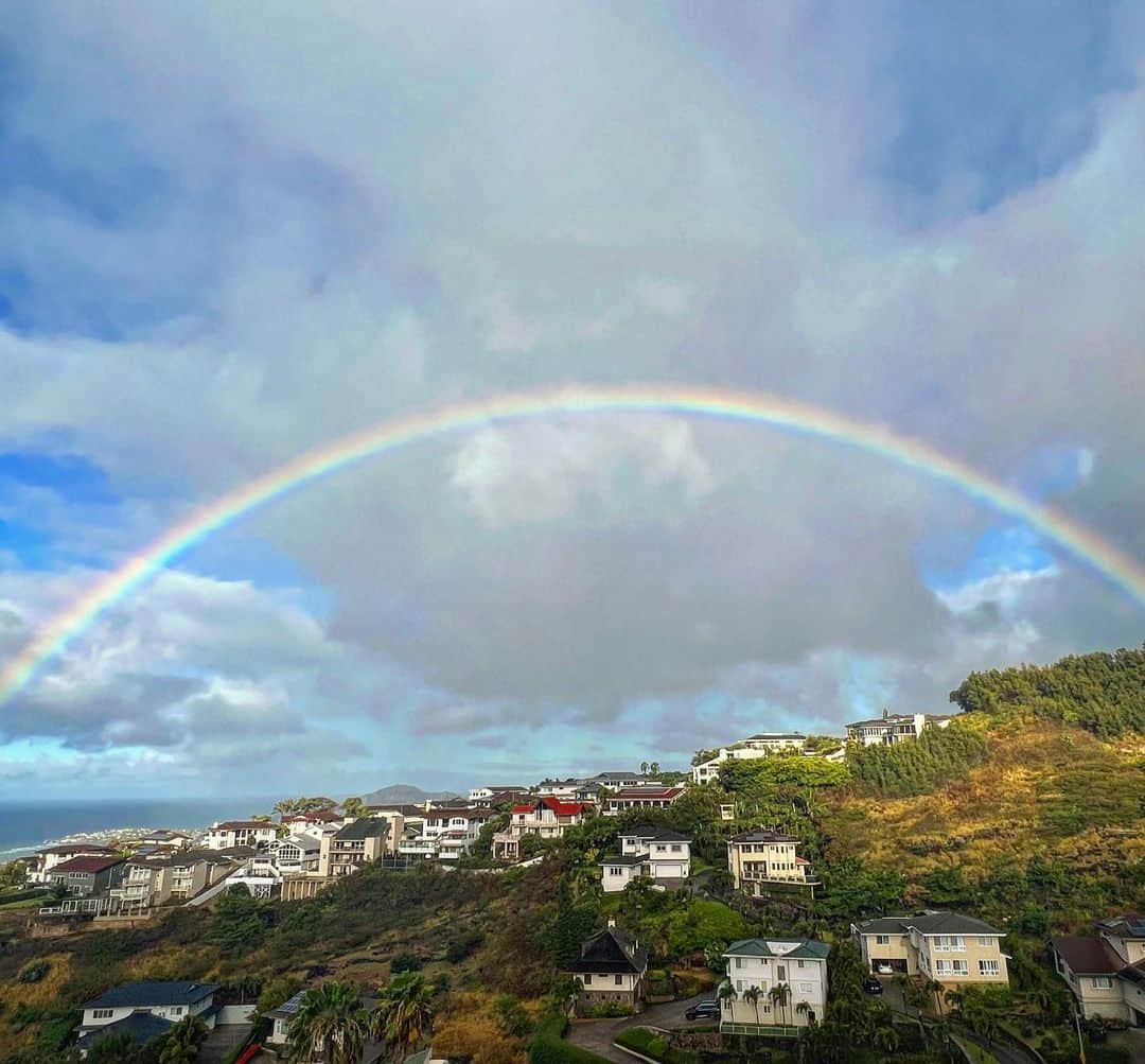 マキ・コニクソンさんのインスタグラム写真 - (マキ・コニクソンInstagram)「Happy Aloha Friday !! 😊 ハワイ時間7:10ぐらいにこんな大きな 🌈ちゃまが現れました。 ほんの一瞬。多分30秒ぐらい。 あっという間にに消えてしまったよ。 でも嬉しかった！ストーリーみてね！  最近空を見る事が多くて、 虹が出ると虹に向かって 手を振っている自分がいる。🌈 なんだか爽やかな気分になるよ。  朝から幸先良いね。 私だけじゃ勿体ないから ハッピーレインボーのおすそ分け🌈  世界の人々にとって 愛に溢れた素敵な一日になります様に…   #エアハワイ🌺  #ハッピーレインボーのおすそ分け🌈  #虹パワー」7月22日 2時45分 - makikonikson