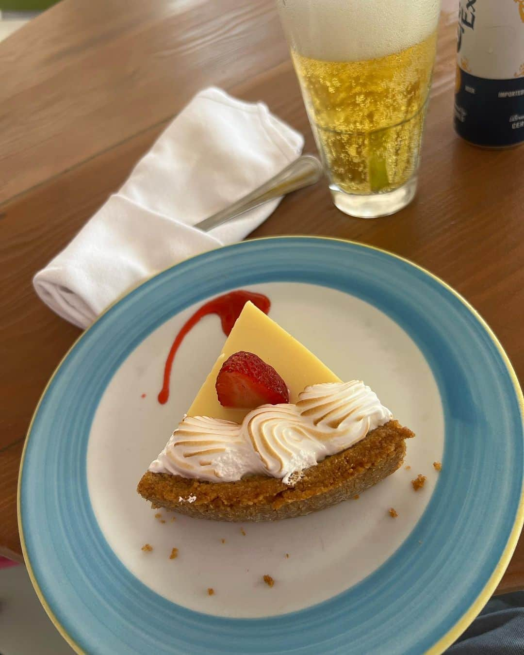 サム・ヒューアンさんのインスタグラム写真 - (サム・ヒューアンInstagram)「Wonderful ride to Key West. 🇺🇸 7 Mile bridge, Hemingways house (on his birthday!) …and my first Key Lime pie.  🙌🤤」7月22日 2時51分 - samheughan