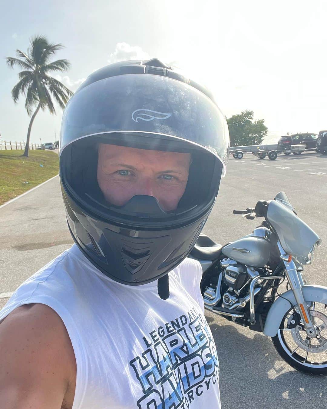 サム・ヒューアンのインスタグラム：「Wonderful ride to Key West. 🇺🇸 7 Mile bridge, Hemingways house (on his birthday!) …and my first Key Lime pie.  🙌🤤」