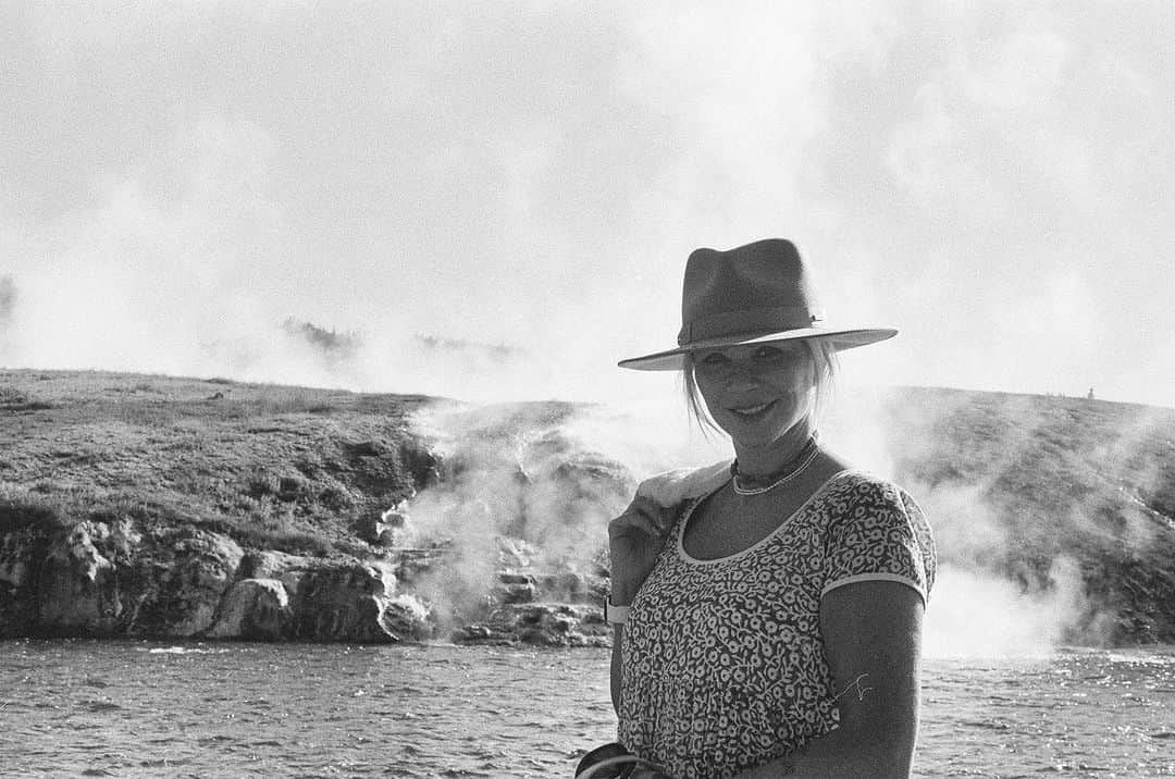 ローレン・ホリーのインスタグラム：「Steamy. Dreamy. Forgot my bikini.   🎞️ @fuzzywarbles  #its174degrees #geothermal #yellowstonenationalpark #wyoming #LAtoToronto」